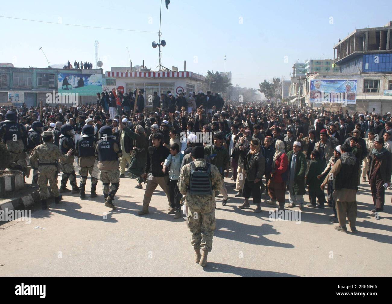 Bildnummer : 57109855 Datum : 25.02.2012 Copyright : imago/Xinhua (120226) -- KUNDUZ, 26 février 2012 (Xinhua) -- les Afghans protestent contre la profanation du Coran dans la province de Kunduz, Afghanistan, 25 février 2012. Une personne a été tuée et plus de deux douzaines d'autres ont été blessées alors que les manifestations contre les incendies présumés du Coran ont repris dimanche dans certaines parties de la province de Kunduz, à 250 km au nord de la capitale kaboul, a indiqué la police. (Xinhua/Fulad)(zcc) AFGHANISTAN-KUNDUZ-QURAN-PROTEST PUBLICATIONxNOTxINxCHN Gesellschaft x2x xsk 2012 quer o0 Politik, Demo, Protest, Coran, Verbrennung, Koranverbrennung 57109855 Date 25 0 Banque D'Images