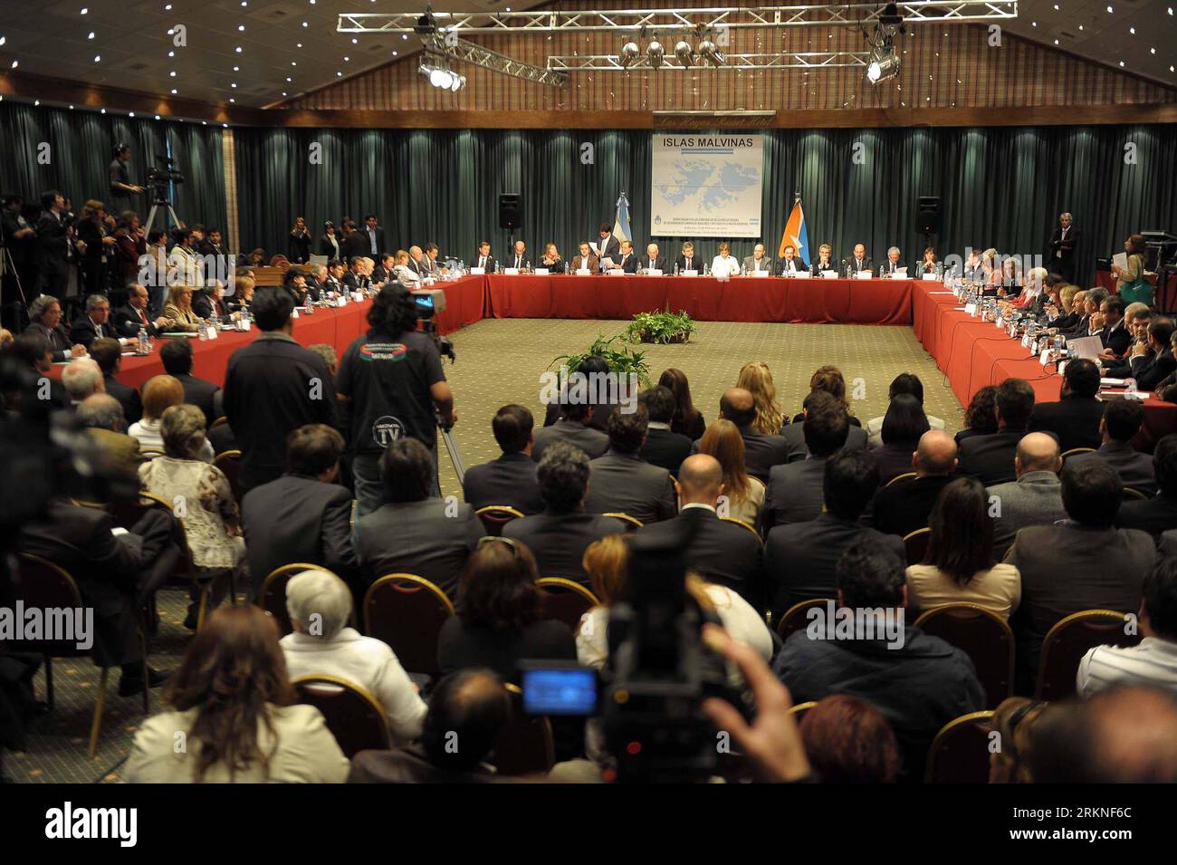 Bildnummer : 57109476 Datum : 25.02.2012 Copyright : imago/Xinhua (120226) -- USHUAIA, 26 février 2012 (Xinhua) -- les délégués assistent à la réunion à Ushuaia, la ville la plus méridionale de l'Argentine, le 25 février 2012. Samedi, les législateurs argentins ont réaffirmé la souveraineté de leur pays sur les îles Malvinas, appelées Falkland par la Grande-Bretagne, et ont appelé à une solution pacifique au différend. Cette position a été annoncée dans une déclaration signée par les représentants de tous les partis du Congrès national argentin lors d ' une réunion spéciale des législateurs chargés des relations extérieures. (Xinhua/Telam) (jl) ARGEN Banque D'Images