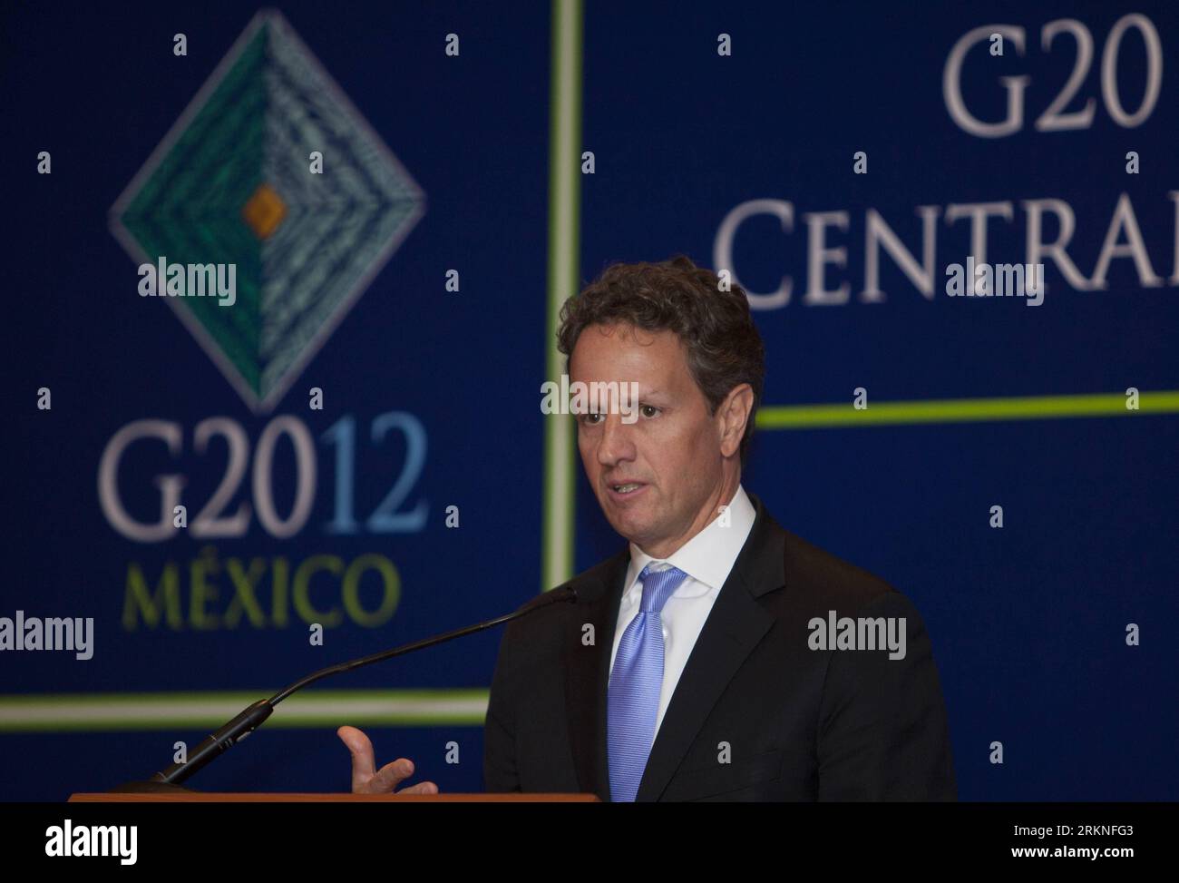 Bildnummer : 57111420 Datum : 25.02.2012 Copyright : imago/Xinhua (120227) -- MEXICO, 27 février 2012 (Xinhua) -- le secrétaire américain au Trésor, Timothy Geithner, assiste à une conférence de presse lors de la première réunion des ministres des Finances et des présidents des banques centrales du G20 à Mexico, capitale du Mexique, le 25 février 2012. La première réunion des ministres des Finances et des présidents des banques centrales du G20 s’est achevée dimanche. (Xinhua/Shi Sisi) (zyw) MEXICO-MEXICO CITY-G20 PUBLICATIONxNOTxINxCHN People Politik Wirtschaft G20 G 20 premiumd xsp x0x 2012 quer 57111420 Date 25 02 2012 Copyright Imag Banque D'Images
