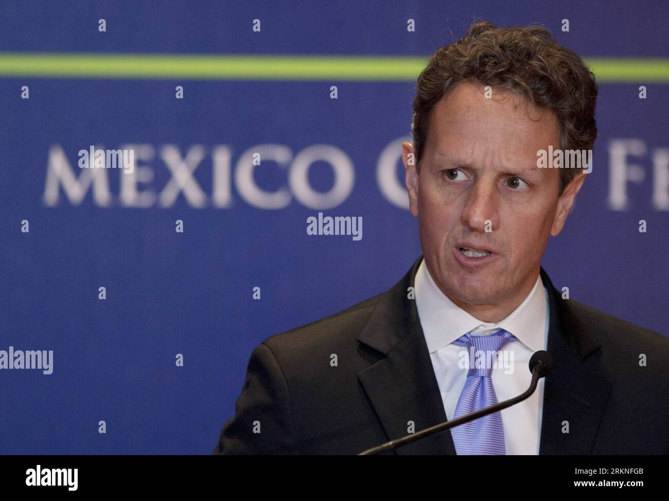 Bildnummer : 57111417 Datum : 25.02.2012 Copyright : imago/Xinhua (120227) -- MEXICO, 27 février 2012 (Xinhua) -- le secrétaire américain au Trésor, Timothy Geithner, assiste à une conférence de presse lors de la première réunion des ministres des Finances et des présidents des banques centrales du G20 à Mexico, capitale du Mexique, le 25 février 2012. La première réunion des ministres des Finances et des présidents des banques centrales du G20 s’est achevée dimanche. (Xinhua/Shi Sisi) (zyw) MEXICO-MEXICO CITY-G20 PUBLICATIONxNOTxINxCHN People Politik Wirtschaft G20 G 20 Porträt premiumd xsp x0x 2012 quer 57111417 Date 25 02 2012 Copyri Banque D'Images