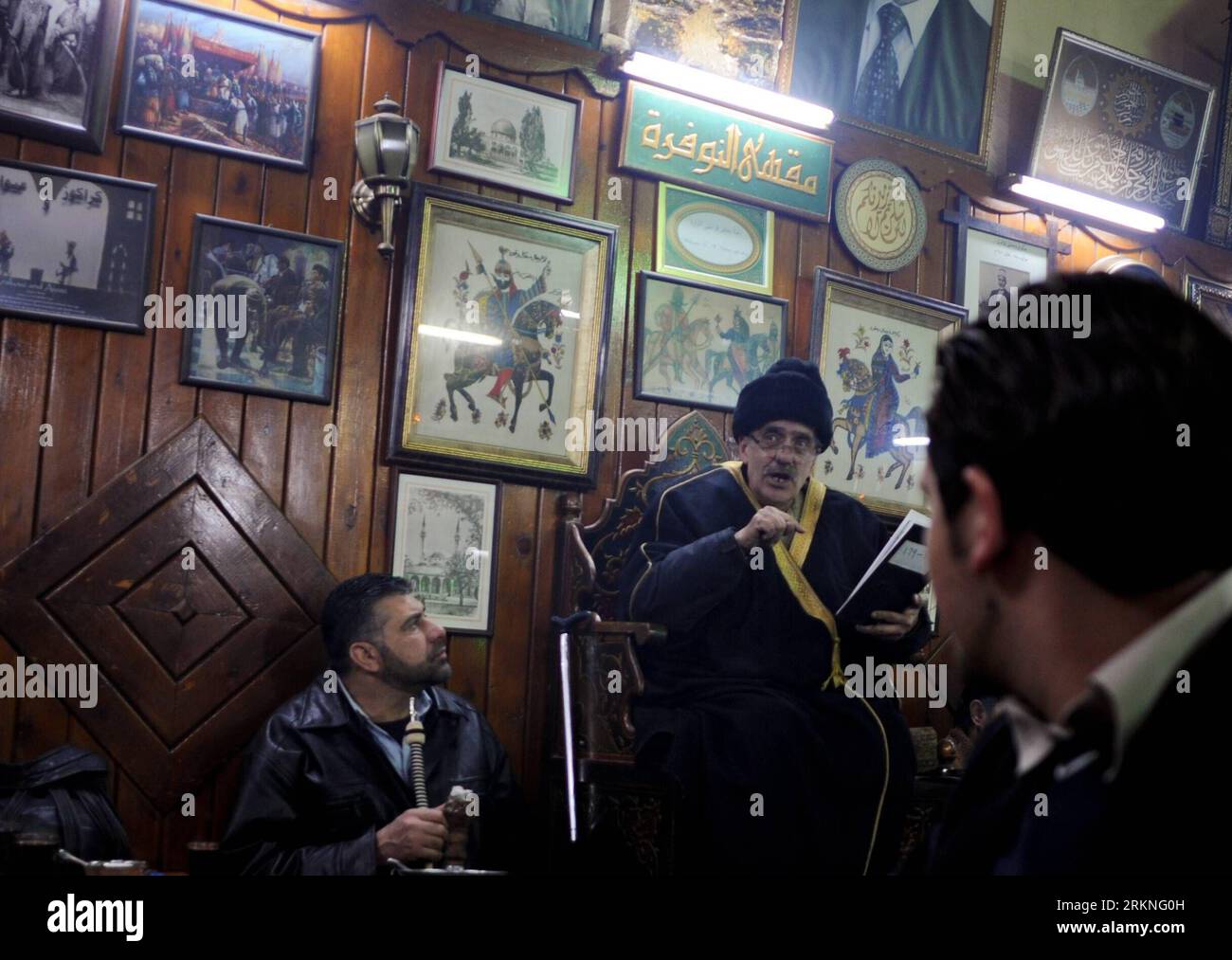 Bildnummer : 57119940 Datum : 25.02.2012 Copyright : imago/Xinhua (120228) -- DAMAS, 28 février 2012 (Xinhua)-- le conteur Abou Shady (C), âgé de 70 ans, raconte des histoires au café Al-Nawfara à Damas, Syrie, 25 février 2012. Al-Nawfara, la fontaine en arabe, est un charmant café à côté de la porte orientale de la mosquée omeyyade et de l'entrée du quartier Al-Qaymariya dans la vieille ville de Damas. C'est l'un des cafés les plus anciens et les plus célèbres de Syrie qui sont généralement remplis de bavardages bruyants et de musique. Le café sert des shisha dans diverses saveurs ainsi que des boissons traditionnelles. Cependant, la spécialité de ce café est TH Banque D'Images