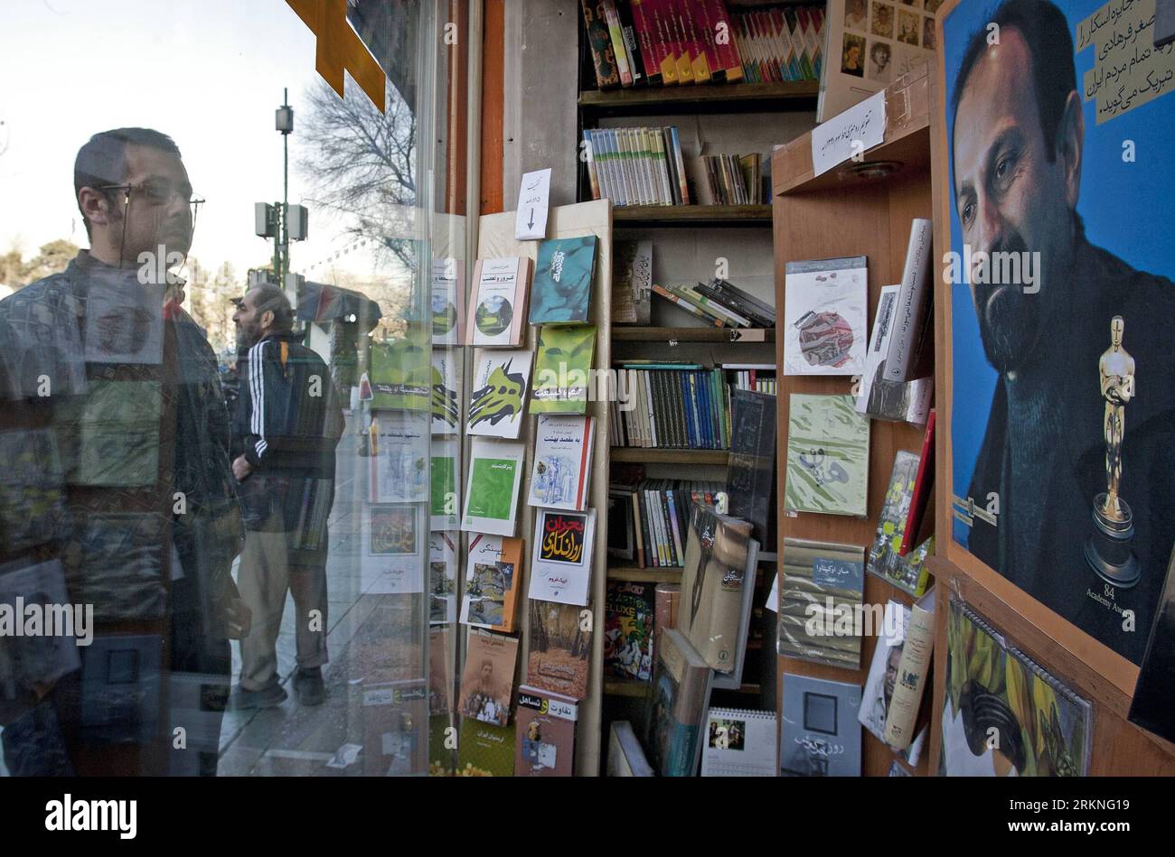 Bildnummer : 57116326 Datum : 27.02.2012 Copyright : imago/Xinhua (120228) -- TÉHÉRAN, 28 février 2012 (Xinhua) -- un homme regarde une affiche du réalisateur iranien Asghar Farhadi placée dans la vitrine d une librairie du centre de Téhéran, Iran, le 27 février 2012, pour féliciter la première victoire aux Oscars du pays par Une séparation (Nader und Simin) . A Separation , réalisé par Asghar Farhadi, a remporté l'Oscar du meilleur film en langue étrangère lors de la 84e cérémonie des Oscars qui s'est tenue dans le centre-ville de Los Angeles, aux États-Unis, dimanche soir. (Xinhua/Ahmad Halabisaz) (msq) IRAN-OSCAR-A SEPARATION-ASGHAR FARHADI PUBLICATIONxNOT Banque D'Images