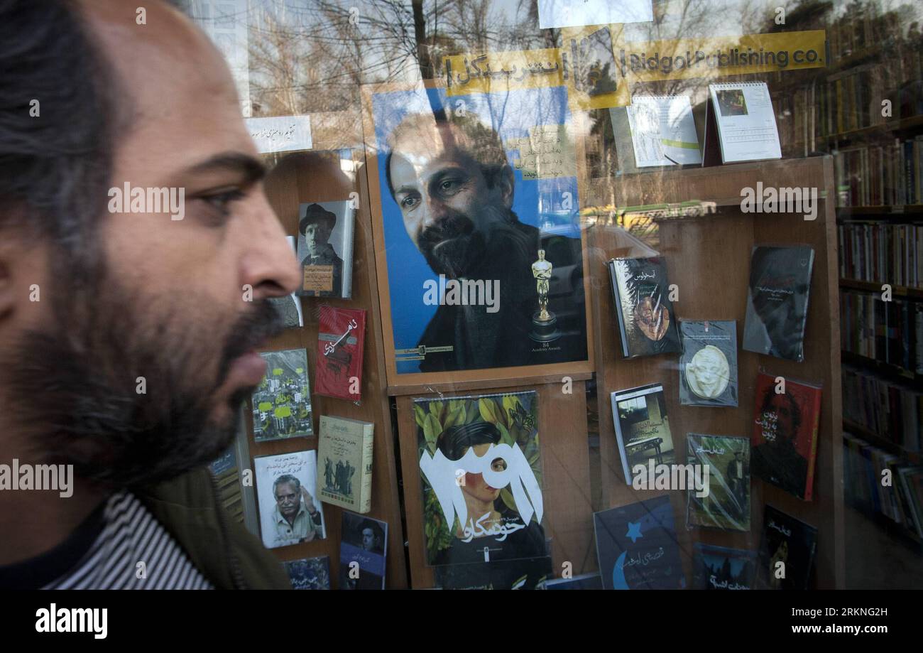 Bildnummer : 57116325 Datum : 27.02.2012 Copyright : imago/Xinhua (120228) -- TÉHÉRAN, 28 février 2012 (Xinhua) -- un homme passe devant une affiche du réalisateur iranien Asghar Farhadi placée dans la vitrine d une librairie du centre de Téhéran, en Iran, le 27 février 2012, pour féliciter le premier Oscar du pays par Une séparation (Nader und Simin) . A Separation , réalisé par Asghar Farhadi, a remporté l'Oscar du meilleur film en langue étrangère lors de la 84e cérémonie des Oscars qui s'est tenue dans le centre-ville de Los Angeles, aux États-Unis, dimanche soir. (Xinhua/Ahmad Halabisaz) (msq) IRAN-OSCAR-A SEPARATION-ASGHAR FARHADI PUBLICATIONxN Banque D'Images
