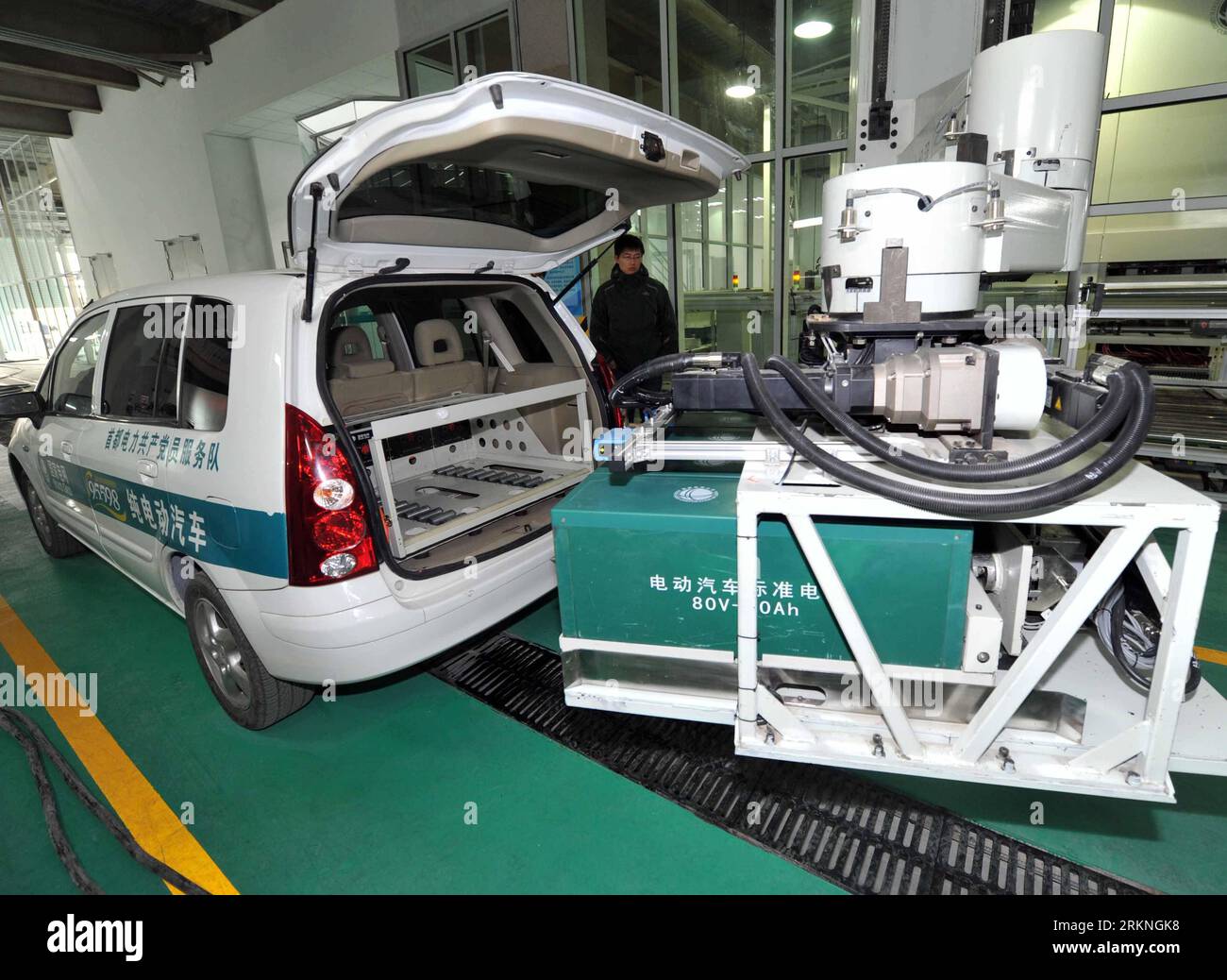 Bildnummer : 57123552 Datum : 29.02.2012 Copyright : imago/Xinhua (120229) -- PÉKIN, 29 février 2012 (Xinhua) -- Un robot échange la batterie contre une voiture électrique à la station de recharge Gaoantun à Pékin, capitale de la Chine, 28 février 2012. La plus grande station de recharge et de remplacement de batterie de véhicules électriques (EV) de Chine a été mise en service à Pékin, des sources avec les autorités d'alimentation électrique de la ville ont déclaré dimanche. La station de charge Gaoantun, située dans le district de Chaoyang, à l'est de Pékin, a été installée avec plus de 10 types de chargeurs EV ou de machines de remplacement de batterie, couvrant tous les modes de charge Banque D'Images