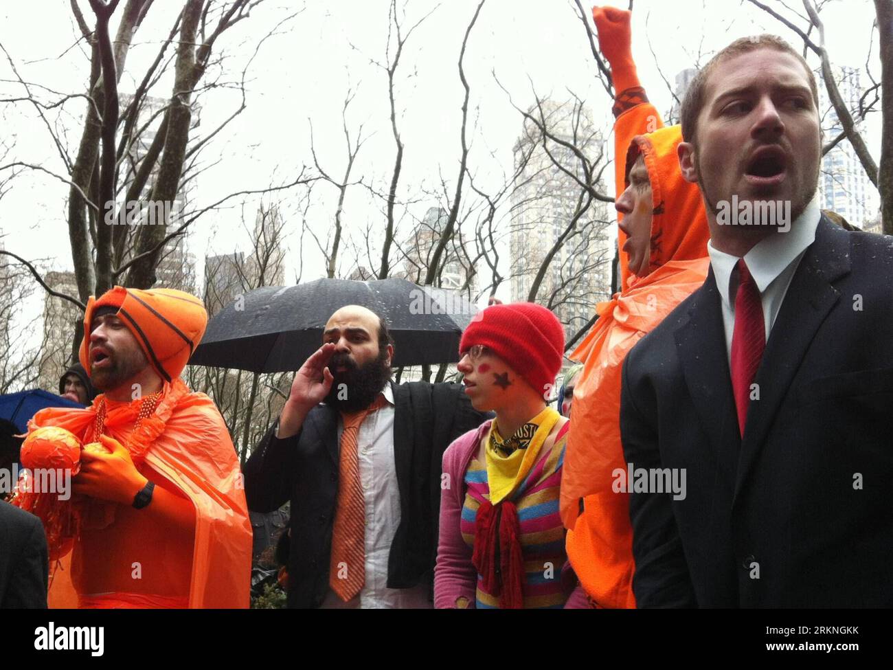 Bildnummer : 57124509 Datum : 29.02.2012 Copyright : imago/Xinhua (120229) -- NEW YORK, 29 février 2012 (Xinhua) -- Occupy Wall Street contestataires habillés en clowns mettent en scène une courte pièce pour se moquer des banquiers à Bryant Park, New York, 29 février 2012. Les manifestants ont déployé une grande bannière sur laquelle on pouvait lire Burning the Bank , qui était aussi le thème de la manifestation d'aujourd'hui, à Bryant Park, en plus de la tour Bank of America. Des centaines de personnes se sont jointes à la manifestation mercredi. (Xinhua/Dai Xiaozheng) (zx) Etats-Unis-NEW YORK-OCCUPY WALL STREET-PROTEST PUBLICATIONxNOTxINxCHN Gesellschaft Politik Wirtschaft Protest Occupy Bewegung Finanzkrise Banque D'Images