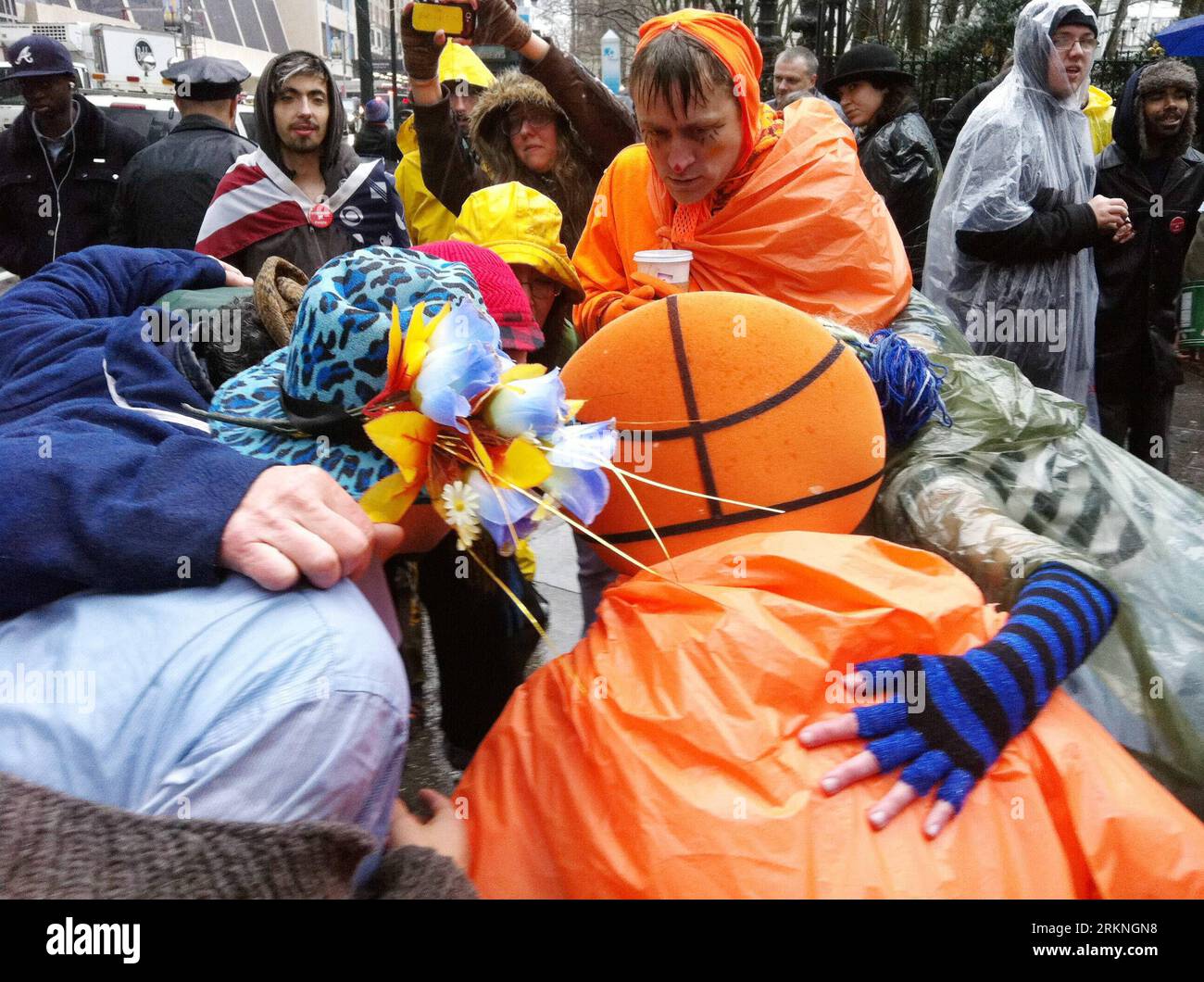 Bildnummer : 57124507 Datum : 29.02.2012 Copyright : imago/Xinhua (120229) -- NEW YORK, 29 février 2012 (Xinhua) -- Occupy Wall Street contestataires habillés en clowns mettent en scène une courte pièce pour se moquer des banquiers à Bryant Park, New York, 29 février 2012. Les manifestants ont déployé une grande bannière sur laquelle on pouvait lire Burning the Bank , qui était aussi le thème de la manifestation d'aujourd'hui, à Bryant Park, en plus de la tour Bank of America. Des centaines de personnes se sont jointes à la manifestation mercredi. (Xinhua/Dai Xiaozheng) (zx) Etats-Unis-NEW YORK-OCCUPY WALL STREET-PROTEST PUBLICATIONxNOTxINxCHN Gesellschaft Politik Wirtschaft Protest Occupy Bewegung Finanzkrise Banque D'Images