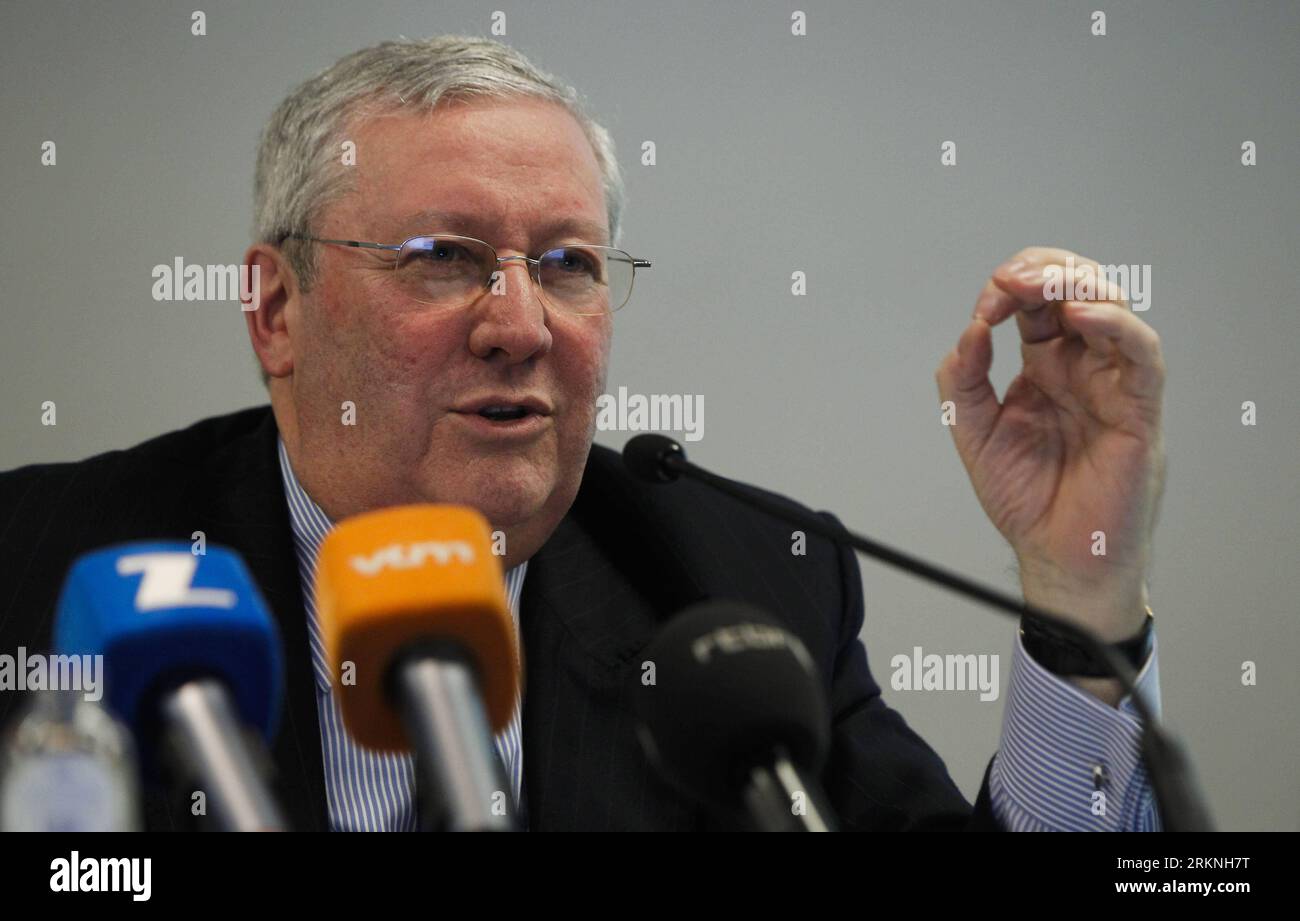 Bildnummer : 57132564 Datum : 01.03.2012 Copyright : imago/Xinhua (120301) --BRUXELLES, le 1 mars 2012 (Xinhua) -- Jos Clijsters, PDG de Belfius Bank (ex-Dexia Bank Belgique), prend la parole lors d une conférence de presse pour l annonce du nouveau nom et logo de la banque à Bruxelles, Belgique, le 1 mars 2012. Le nouveau nom et le nouveau logo ont été annoncés jeudi pour Dexia Banque Belgique (DBB), la première banque tombée dans la crise de la dette en Europe, après la nationalisation par l Etat belge. Dexia Banque Belgique a été rebaptisée Belfius. (Xinhua/Zhou Lei)(yy) BELGIQUE-BRUXELLES-DEXIA-BELFIUS PUBLICATIONxNOTxINxCHN PE Banque D'Images