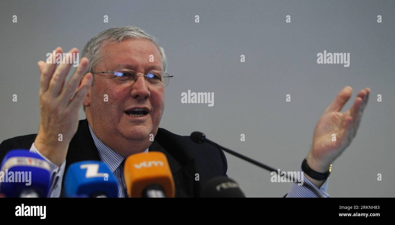 Bildnummer : 57132565 Datum : 01.03.2012 Copyright : imago/Xinhua (120301) --BRUXELLES, le 1 mars 2012 (Xinhua) -- Jos Clijsters, PDG de Belfius Bank (ex-Dexia Bank Belgique), prend la parole lors d une conférence de presse pour l annonce du nouveau nom et logo de la banque à Bruxelles, Belgique, le 1 mars 2012. Le nouveau nom et le nouveau logo ont été annoncés jeudi pour Dexia Banque Belgique (DBB), la première banque tombée dans la crise de la dette en Europe, après la nationalisation par l Etat belge. Dexia Banque Belgique a été rebaptisée Belfius. (Xinhua/Zhou Lei)(yy) BELGIQUE-BRUXELLES-DEXIA-BELFIUS PUBLICATIONxNOTxINxCHN PE Banque D'Images
