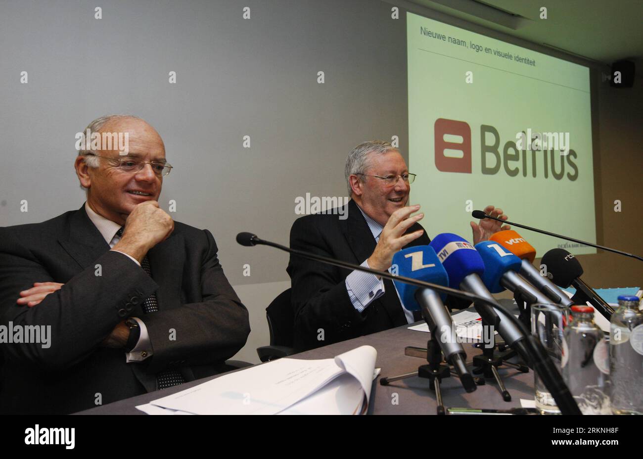Bildnummer : 57132570 Datum : 01.03.2012 Copyright : imago/Xinhua (120301) --BRUXELLES, 1 mars 2012 (Xinhua) -- Jos Clijsters (R), Directeur général de la Banque Belfius (ex-Dexia Banque Belgique), et Alfred Bouckaert, Président du Conseil d administration de la Banque Belfius, assistent à la conférence de presse pour l annonce du nouveau nom et logo de la banque à Bruxelles, Belgique, le 1 mars 2012. Le nouveau nom et le nouveau logo ont été annoncés jeudi pour Dexia Banque Belgique (DBB), la première banque tombée dans la crise de la dette en Europe, après la nationalisation par l Etat belge. Dexia Banque Belgique a été rebaptisée Belfius. (Xinhua/Zhou L Banque D'Images