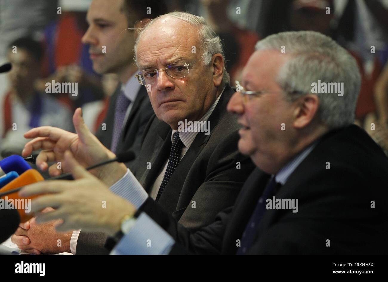 Bildnummer : 57132569 Datum : 01.03.2012 Copyright : imago/Xinhua (120301) --BRUXELLES, 1 mars 2012 (Xinhua) -- Alfred Bouckaert(C), Président du Directoire de la Banque Belfius (ex-Dexia Banque Belgique), écoute Jos Clijsters (R), Directeur général de la Banque Belfius, prendre la parole lors d une conférence de presse pour l annonce du nouveau nom et logo de la banque à Bruxelles, Belgique, le 1 mars 2012. Le nouveau nom et le nouveau logo ont été annoncés jeudi pour Dexia Banque Belgique (DBB), la première banque tombée dans la crise de la dette en Europe, après la nationalisation par l Etat belge. Dexia Banque Belgique a été rebaptisée Belfius. Banque D'Images