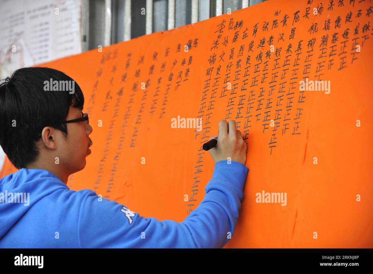 Bildnummer : 57196892 Datum : 03.03.2012 Copyright : imago/Xinhua (120303) -- LUFENG, 3 mars 2012 (Xinhua) -- Un employé du personnel rend compte des bulletins de vote dans un centre de vote dans le village de Wukan de la municipalité de Donghai dans la ville de Lufeng, province du Guangdong, dans le sud de la Chine, le 3 mars 2012. Des milliers de personnes dans le village de Wukan, dans le sud de la Chine, se sont rendues aux urnes samedi pour élire un nouveau comité de village, plusieurs mois après avoir organisé des manifestations massives contre les ventes illégales de terres et d autres questions. Les villageois ont voté dans un centre de vote installé sur le campus d'une école du village de 9 heures à 3 heures samedi. Les résultats sont d Banque D'Images