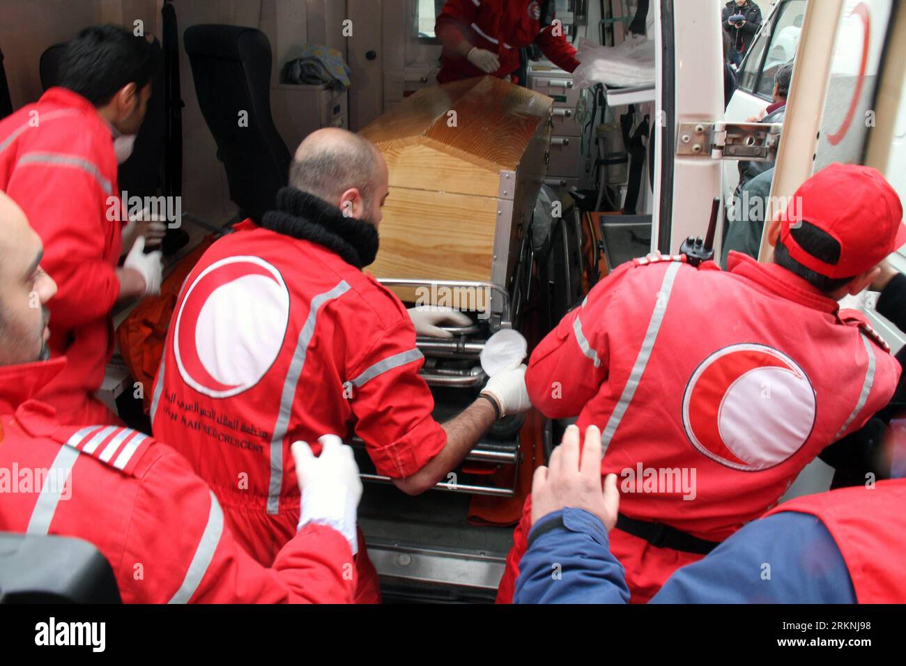 Bildnummer : 57196886 Datum : 03.03.2012 Copyright : imago/Xinhua (120303) -- DAMAS, 3 mars 2012 (Xinhua) -- le cercueil de la journaliste américaine Marie Colvin est transporté dans une ambulance à l'hôpital al-Assad à Damas, Syrie, le 3 mars 2012. Les corps de deux journalistes étrangers qui ont été tués la semaine dernière dans la province de Homs en Syrie ont été remis samedi aux représentants de leur pays. (Xinhua/Hazim) (zjl) SYRIE-DAMAS-JOURNALISTE-TRANSFERT DE CORPS PUBLICATIONxNOTxINxCHN x0x xkg 2012 quer 57196886 Date 03 03 2012 Copyright Imago XINHUA Damas Mars 3 2012 XINHUA le Coffi Banque D'Images