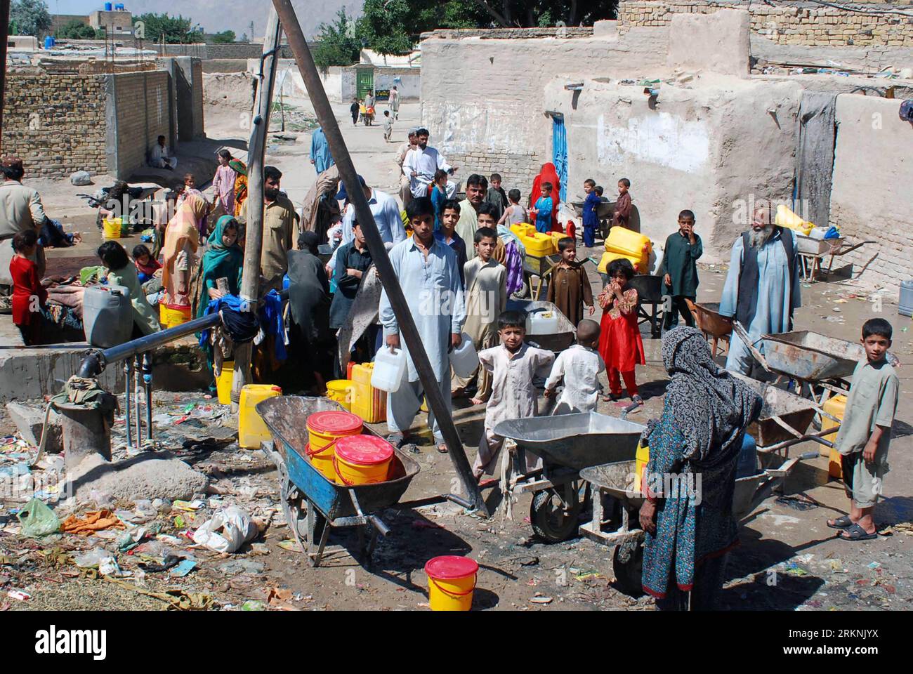 Bildnummer : 57214899 Datum : 05.03.2012 Copyright : imago/Xinhua (120305) -- KARACHI, 5 mars 2012 (Xinhua) -- les Pakistanais attendent leur tour pour obtenir de l'eau potable à une pompe à eau dans la ville portuaire de Karachi, dans le sud du Pakistan, le 5 mars 2012. Selon une enquête, pas moins de 60 millions de Pakistanais sur une population de 180 millions n’ont pas accès à l’eau potable. (Xinhua photo/Arshad) (lyx) PAKISTAN-KARACHI-PÉNURIE D'EAU POTABLE PUBLICATIONxNOTxINxCHN Gesellschaft Trockenheit Dürre Wasser Trinkwasser Wasserversorgung x0x xst 2012 quer 57214899 Date 05 03 2012 Copyright Imago Banque D'Images