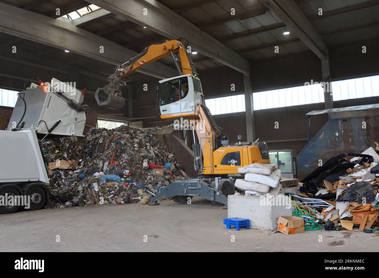 Centre de gestion des déchets - le camion de déchets vide les déchets résiduels dans un hall, en Allemagne Banque D'Images