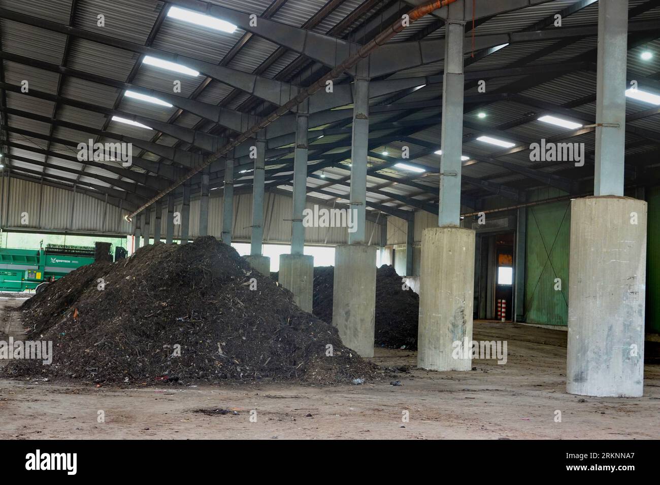 Centre de gestion des déchets - tas de compost avant criblage, Allemagne Banque D'Images