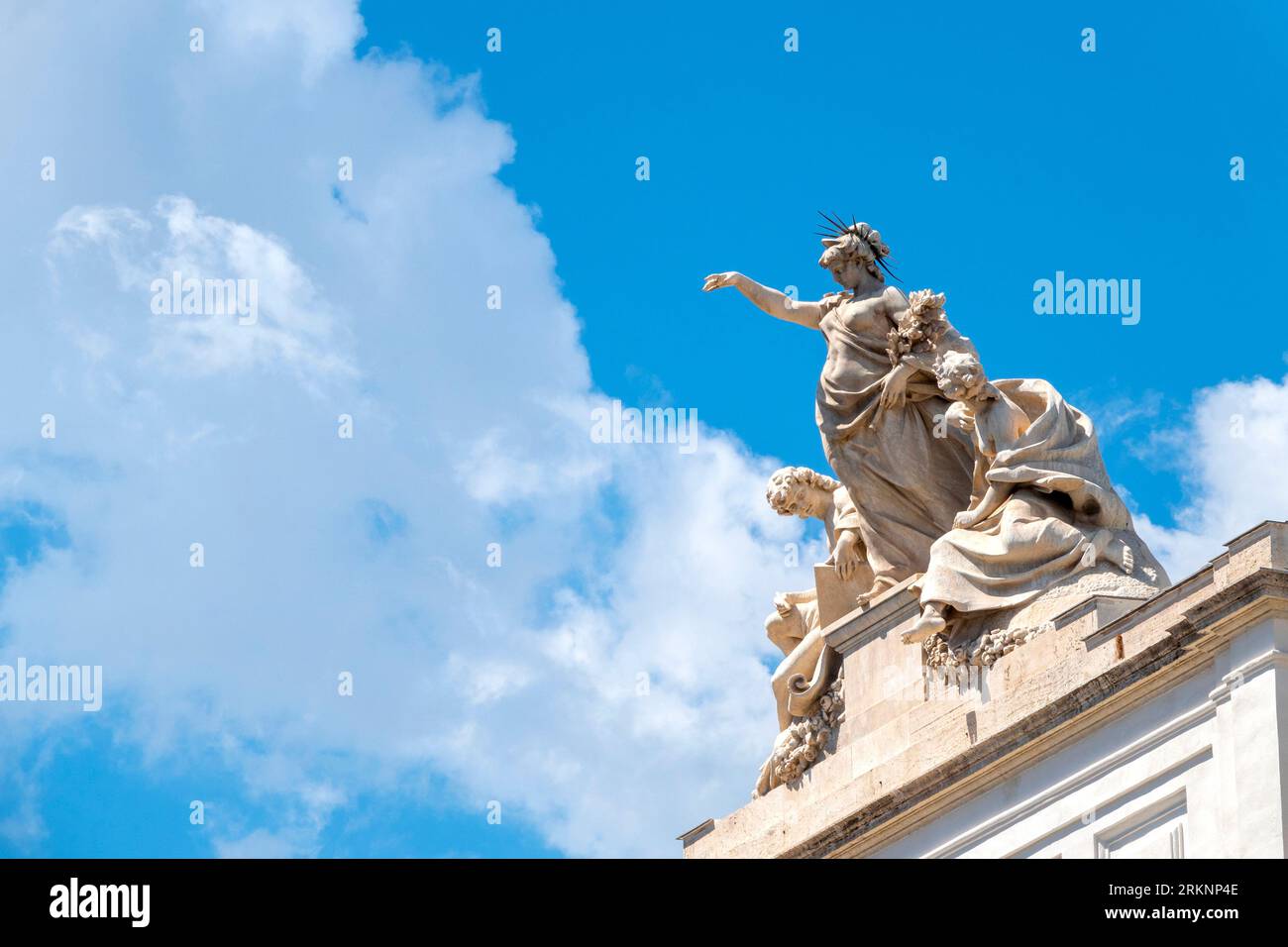 Statue néo classique au sommet du Palazzo delle Esposizioni, Rome, Italie Banque D'Images