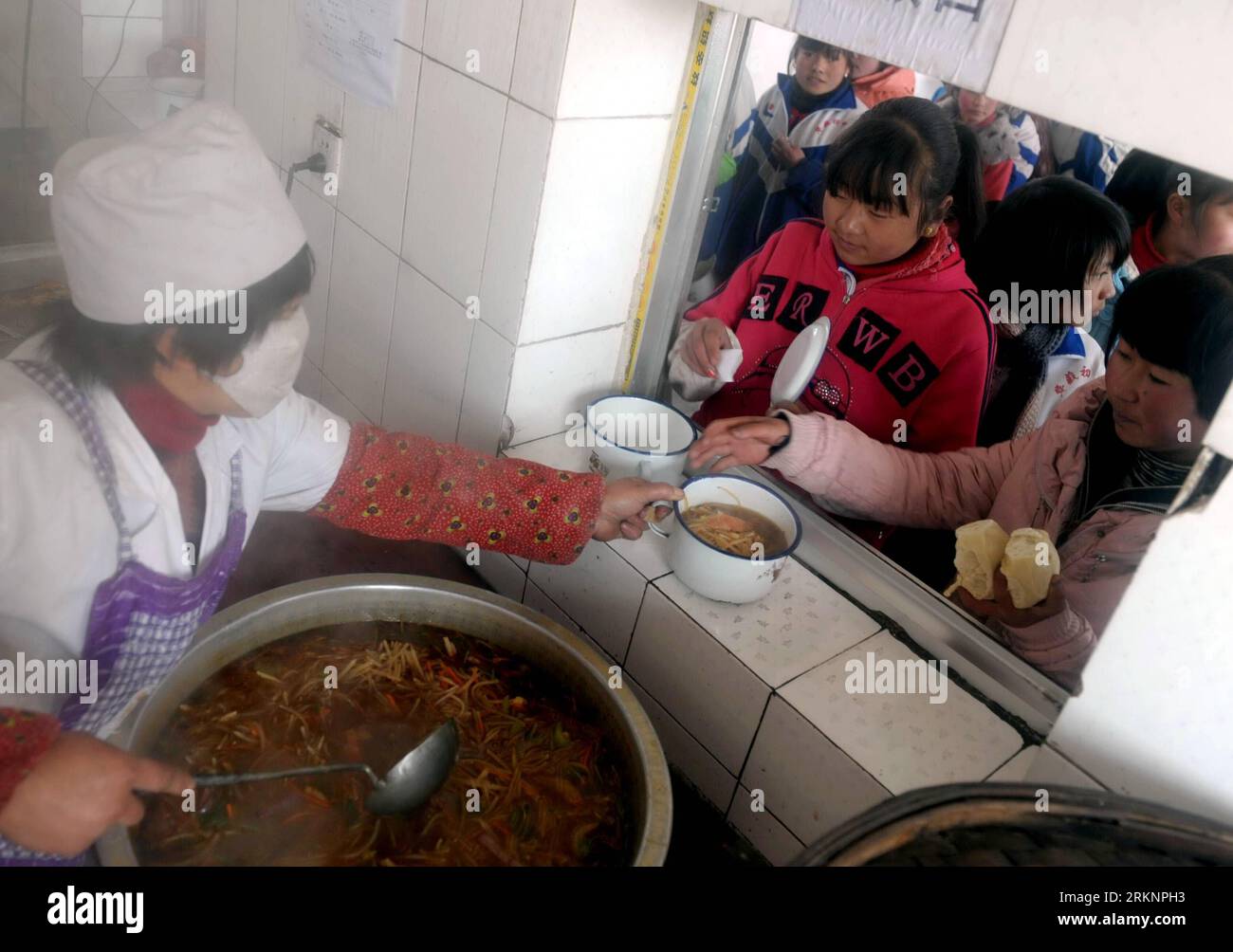 Bildnummer : 57382727 Datum : 12.03.2012 Copyright : imago/Xinhua (120313) -- TIANZHU, 13 mars 2012 (Xinhua) -- les étudiants font la queue pour déjeuner à la salle à manger du collège Chakouyi dans la préfecture autonome tibétaine de Tianzhu, province du Gansu, au nord-ouest de la Chine, 12 mars 2012. Au total, 14 132 élèves de 137 écoles primaires et secondaires de Tianzhu ont reçu un déjeuner gratuit chaque jour depuis ce printemps dans le cadre d’une nouvelle initiative gouvernementale visant à améliorer la nutrition des élèves ruraux. Le programme de 16 milliards de yuans (2,53 milliards de dollars américains) a été lancé à l'automne 2011 et couvre l'année 68 Banque D'Images