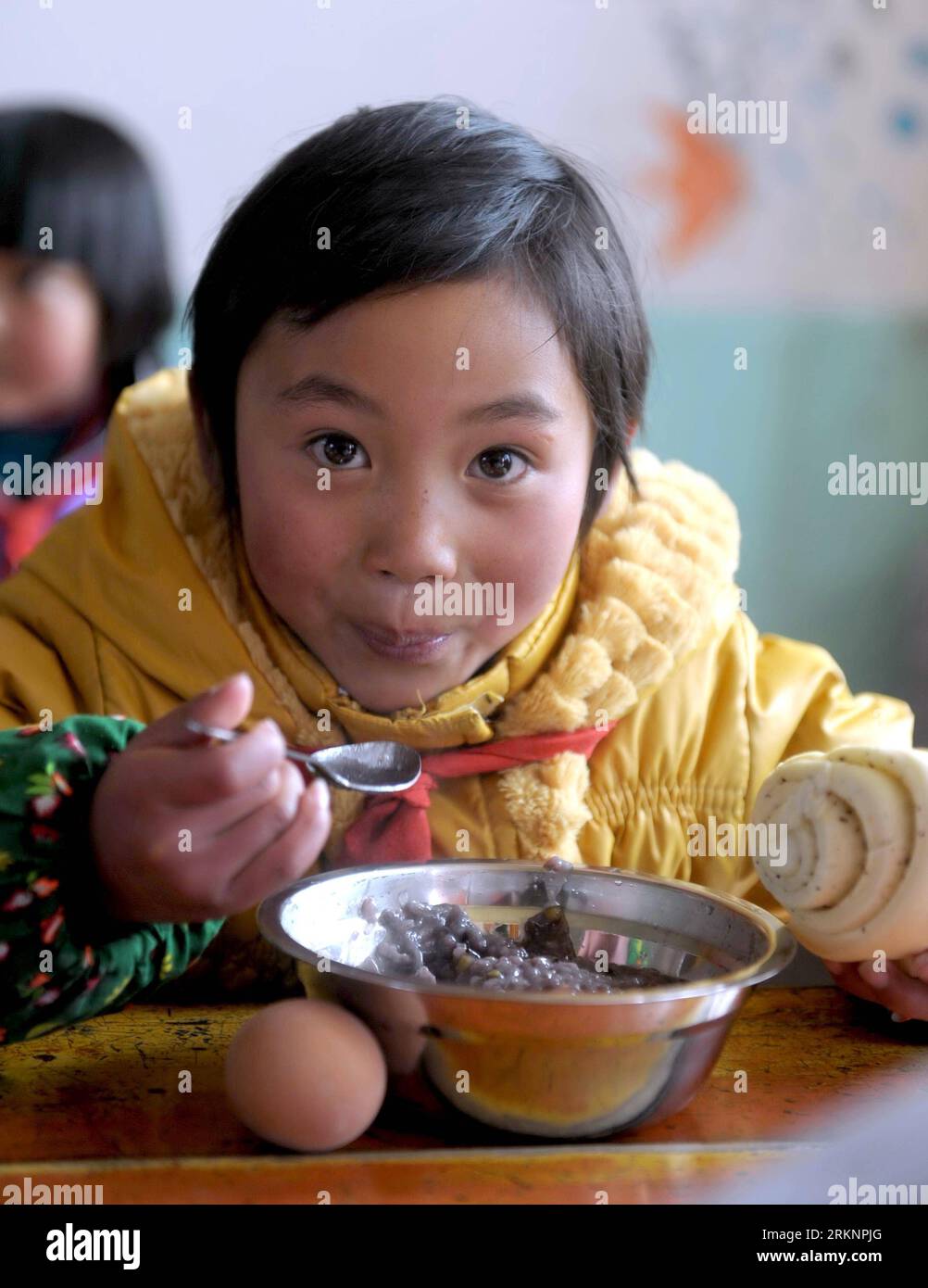 Bildnummer : 57382730 Datum : 12.03.2012 Copyright : imago/Xinhua (120313) -- TIANZHU, 13 mars 2012 (Xinhua) -- He Cunlian, élève du groupe ethnique Tu, prend son déjeuner dans la classe de l'école primaire centrale Shimen dans la préfecture autonome tibétaine de Tianzhu, province du Gansu, au nord-ouest de la Chine, le 12 mars 2012. Au total, 14 132 élèves de 137 écoles primaires et secondaires de Tianzhu ont reçu un déjeuner gratuit chaque jour depuis ce printemps dans le cadre d’une nouvelle initiative gouvernementale visant à améliorer la nutrition des élèves ruraux. Le programme de 16 milliards de yuans (2,53 milliards de dollars américains) a été lancé Banque D'Images