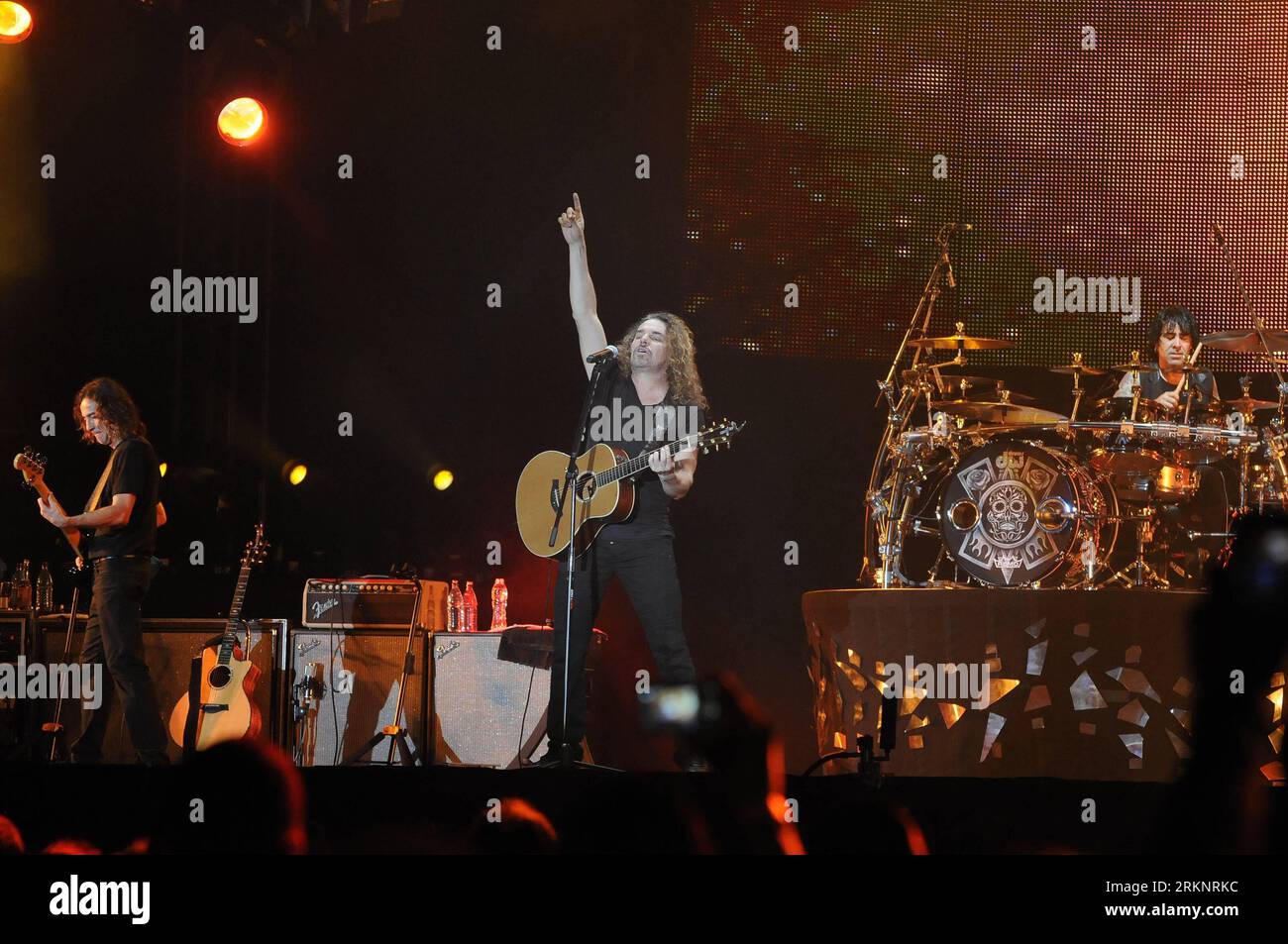 Bildnummer : 57439608 Datum : 14.03.2012 Copyright : imago/Xinhua (120315) -- SAINT-DOMINGUE, 15 mars 2012 (Xinhua) -- le groupe mexicain Mana se produit lors d'un concert au Quisqueya, à Saint-Domingue, capitale de la République dominicaine, le 14 mars 2012. Le groupe fait partie de la tournée Drama y Luz qui se poursuivra en Colombie, au Venezuela et aux États-Unis. (Xinhua/Roberto Guzman) (axy) RÉPUBLIQUE DOMINICAINE-SANTO DOMINGO-MANA PUBLICATIONxNOTxINxCHN Entertainment Musik Aktion xjh x0x 2012 quer 57439608 Date 14 03 2012 Copyright Imago XINHUA Santo Domingo Mars 15 2012 XINHUA MEXICAN Banque D'Images