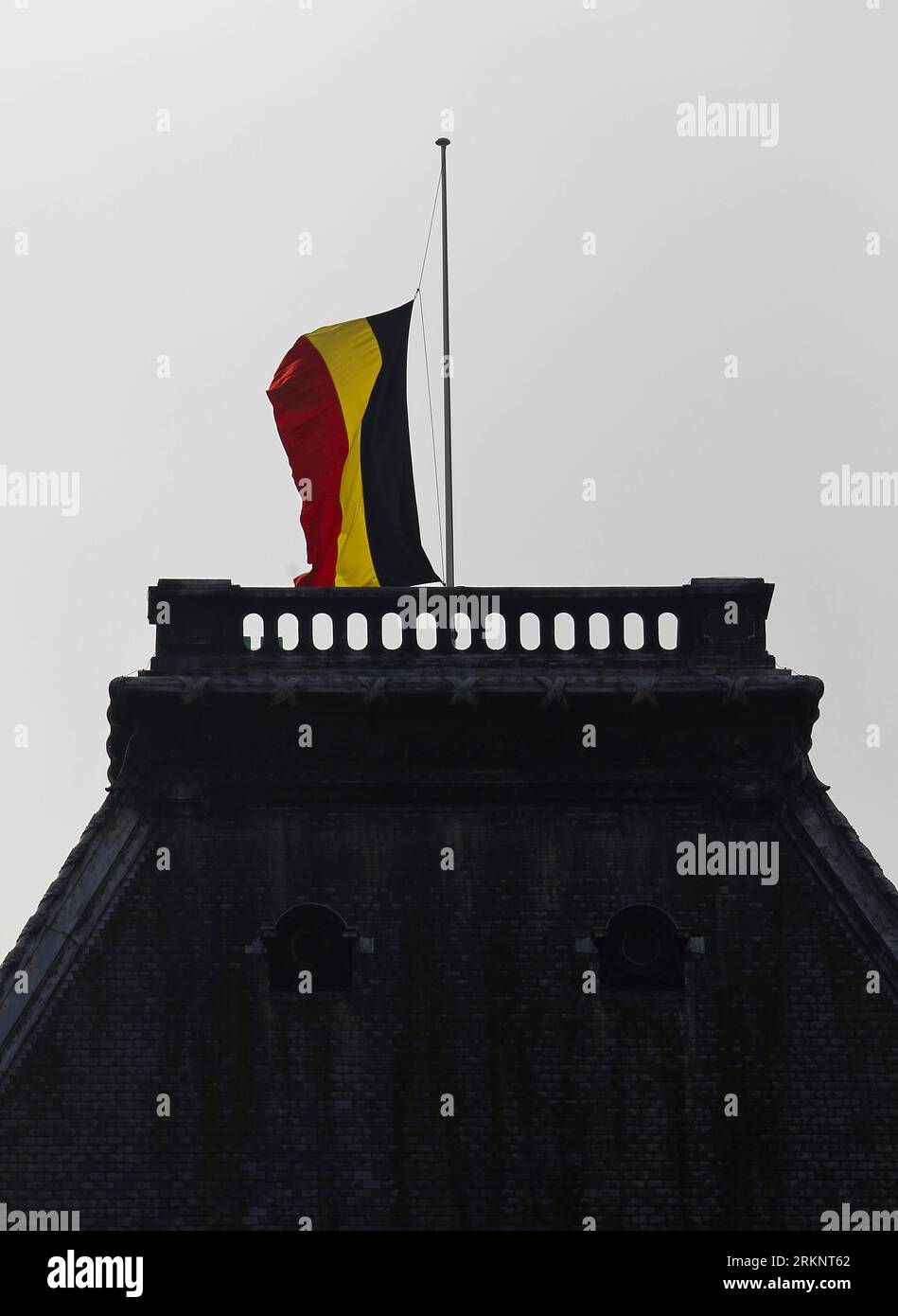 Bildnummer : 57463532 Datum : 16.03.2012 Copyright : imago/Xinhua (120316) -- BRUXELLES, le 16 mars 2012 (Xinhua) -- le drapeau national belge flotte en Berne au Palais Royal de Bruxelles, capitale de la Belgique, le 16 mars 2012 à la mémoire des victimes d'un accident d'autobus en Suisse. La Belgique a déclaré vendredi jour de deuil national. Au total, 28 personnes sont mortes dans l'accident, dont 22 enfants de deux écoles belges de Lommel et Heverlee, qui rentraient en Belgique après des vacances au ski mardi soir. (Xinhua/Zhou Lei)(yt) BELGIQUE-SUISSE-BUS-ACCIDENT-DEUIL PUBLICATIONxNOTxINxCHN Gesellsc Banque D'Images