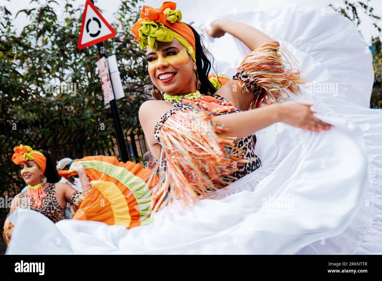 Un artiste vu danser pour célébrer l'événement. Après 2 ans de pandémie, la plus grande fête de rue en Europe, Notting Hill Carnival est revenu en 2022, étant le 54e carnaval depuis 1966. On s'attend à ce qu'il y ait 2 millions de participants au Carnaval, plus 40 000 bénévoles et 9 000 policiers. Banque D'Images Un artiste vu danser pour célébrer l'événement. Après 2 ans de pandémie, la plus grande fête de rue en Europe, Notting Hill Carnival est revenu en 2022, étant le 54e carnaval depuis 1966. On s'attend à ce qu'il y ait 2 millions de participants au Carnaval, plus 40 000 bénévoles et 9 000 policiers. Banque D'Images