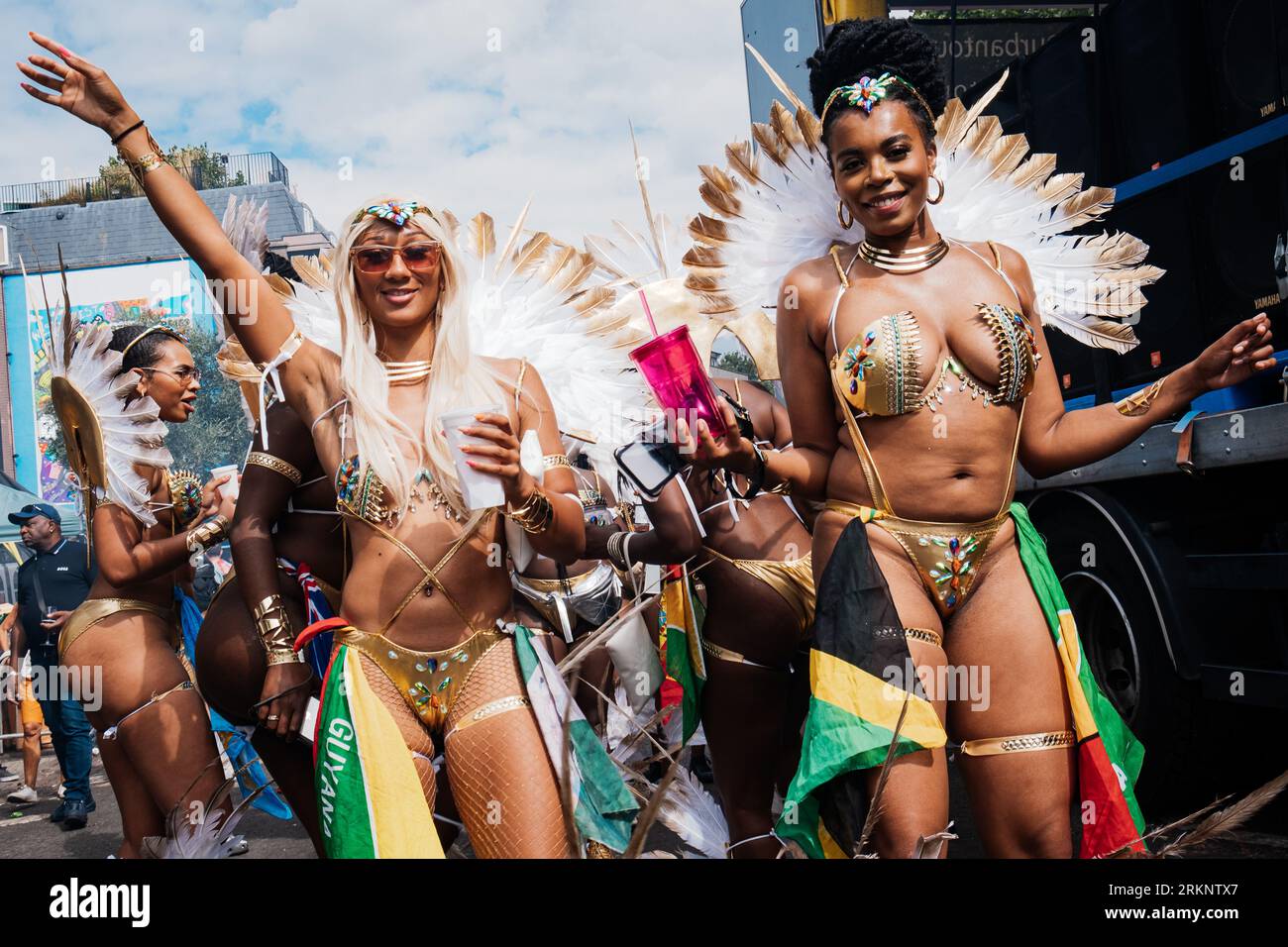 Des artistes dansent pendant l'événement. Après 2 ans de pandémie, la plus grande fête de rue en Europe, Notting Hill Carnival est revenu en 2022, étant le 54e carnaval depuis 1966. On s'attend à ce qu'il y ait 2 millions de participants au Carnaval, plus 40 000 bénévoles et 9 000 policiers. Banque D'Images