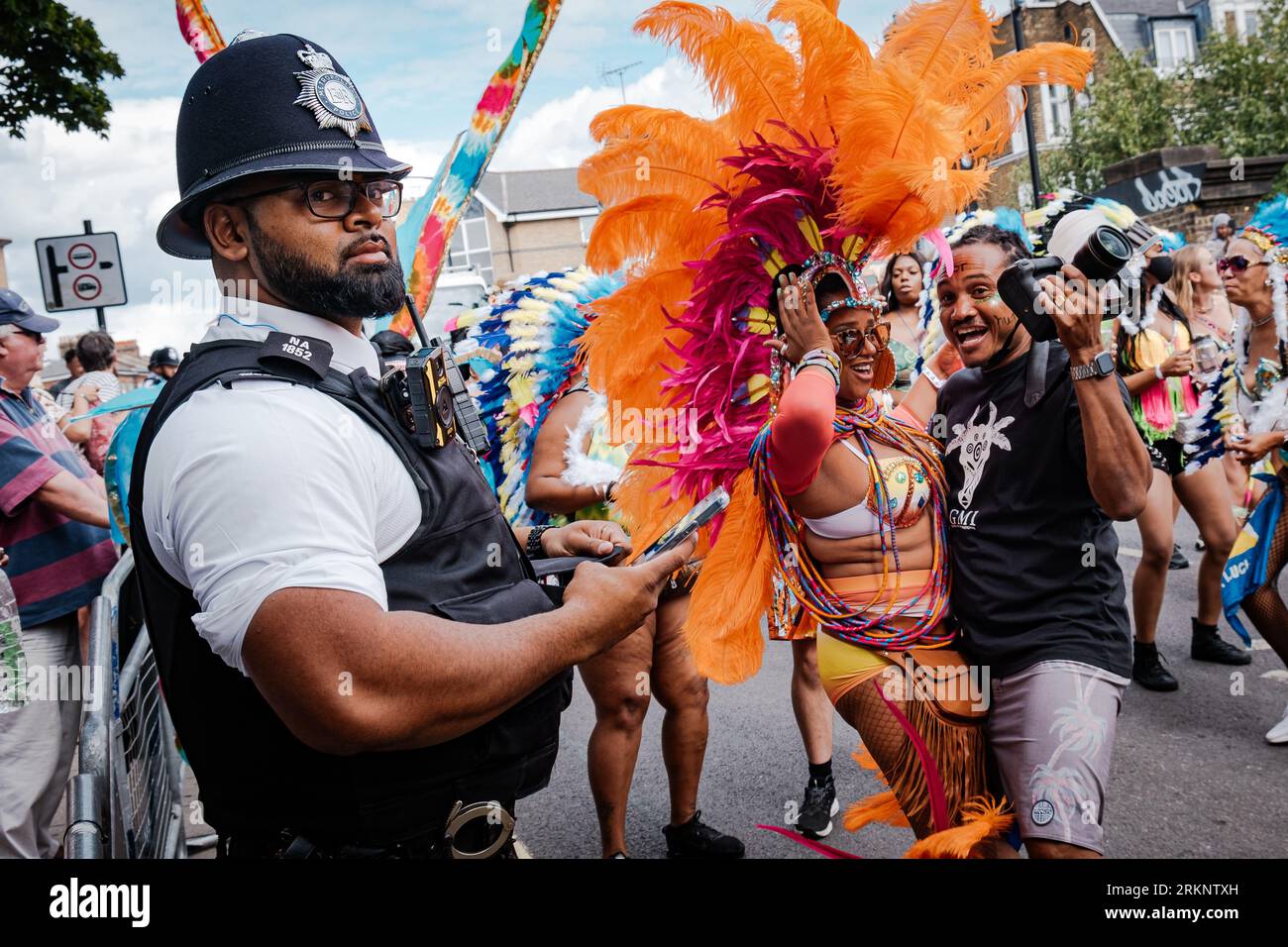 Un policier est vu gardant le parcours du défilé. Après 2 ans de pandémie, la plus grande fête de rue en Europe, Notting Hill Carnival est revenu en 2022, étant le 54e carnaval depuis 1966. On s'attend à ce qu'il y ait 2 millions de participants au Carnaval, plus 40 000 bénévoles et 9 000 policiers. Banque D'Images Un policier est vu gardant le parcours du défilé. Après 2 ans de pandémie, la plus grande fête de rue en Europe, Notting Hill Carnival est revenu en 2022, étant le 54e carnaval depuis 1966. On s'attend à ce qu'il y ait 2 millions de participants au Carnaval, plus 40 000 bénévoles et 9 000 policiers. Banque D'Images