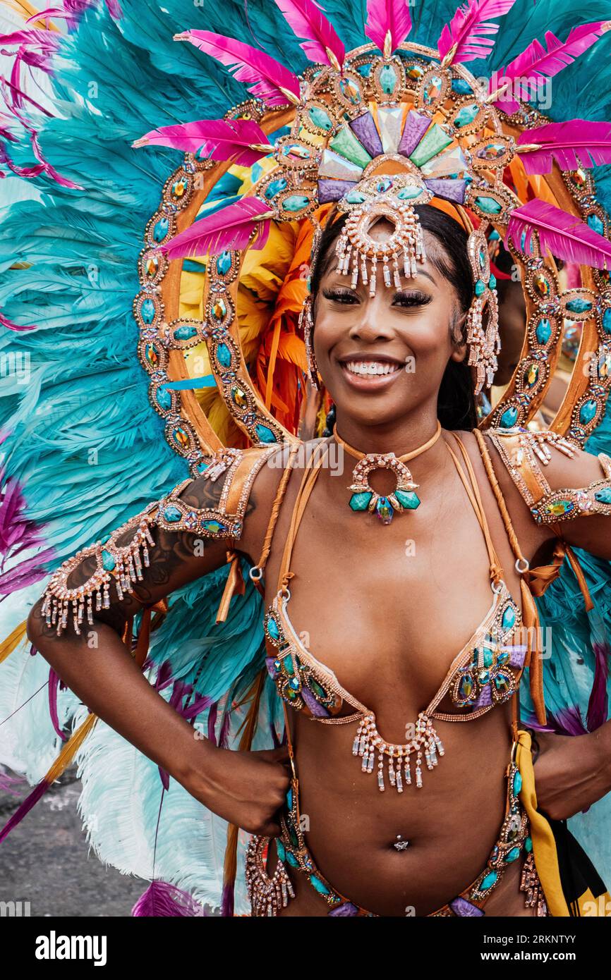 Un interprète pose pour une photo pendant l'événement. Après 2 ans de pandémie, la plus grande fête de rue en Europe, Notting Hill Carnival est revenu en 2022, étant le 54e carnaval depuis 1966. On s'attend à ce qu'il y ait 2 millions de participants au Carnaval, plus 40 000 bénévoles et 9 000 policiers. Banque D'Images Un interprète pose pour une photo pendant l'événement. Après 2 ans de pandémie, la plus grande fête de rue en Europe, Notting Hill Carnival est revenu en 2022, étant le 54e carnaval depuis 1966. On s'attend à ce qu'il y ait 2 millions de participants au Carnaval, plus 40 000 bénévoles et 9 000 policiers. Banque D'Images