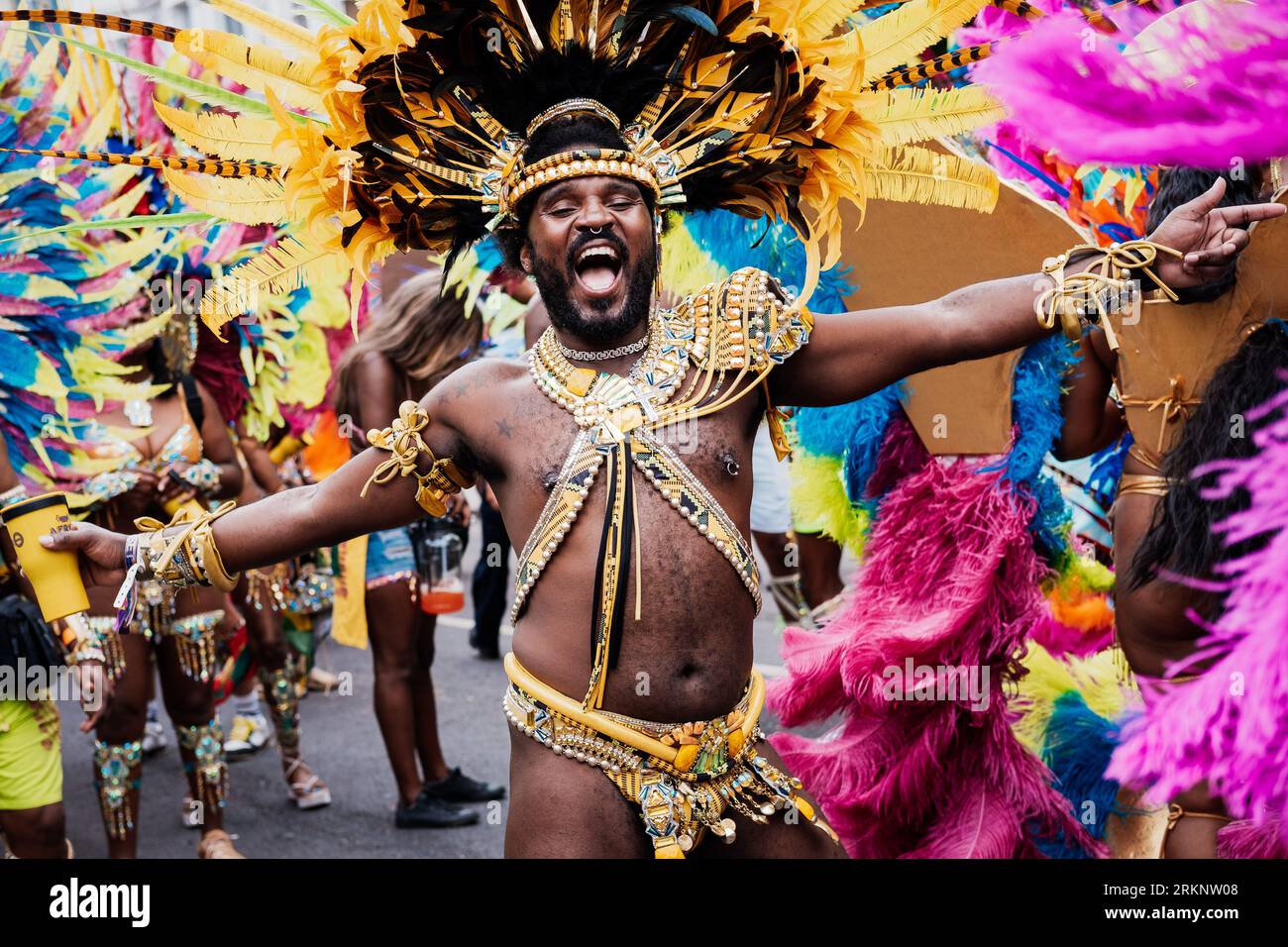 Un artiste vu danser pendant l'événement. Après 2 ans de pandémie, la plus grande fête de rue en Europe, Notting Hill Carnival est revenu en 2022, étant le 54e carnaval depuis 1966. On s'attend à ce qu'il y ait 2 millions de participants au Carnaval, plus 40 000 bénévoles et 9 000 policiers. Banque D'Images Un artiste vu danser pendant l'événement. Après 2 ans de pandémie, la plus grande fête de rue en Europe, Notting Hill Carnival est revenu en 2022, étant le 54e carnaval depuis 1966. On s'attend à ce qu'il y ait 2 millions de participants au Carnaval, plus 40 000 bénévoles et 9 000 policiers. Banque D'Images