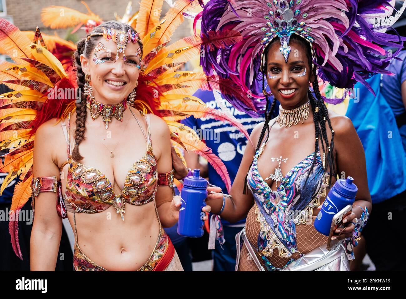 Deux artistes posent pour des photos pendant l'événement. Après 2 ans de pandémie, la plus grande fête de rue en Europe, Notting Hill Carnival est revenu en 2022, étant le 54e carnaval depuis 1966. On s'attend à ce qu'il y ait 2 millions de participants au Carnaval, plus 40 000 bénévoles et 9 000 policiers. Banque D'Images Deux artistes posent pour des photos pendant l'événement. Après 2 ans de pandémie, la plus grande fête de rue en Europe, Notting Hill Carnival est revenu en 2022, étant le 54e carnaval depuis 1966. On s'attend à ce qu'il y ait 2 millions de participants au Carnaval, plus 40 000 bénévoles et 9 000 policiers. Banque D'Images
