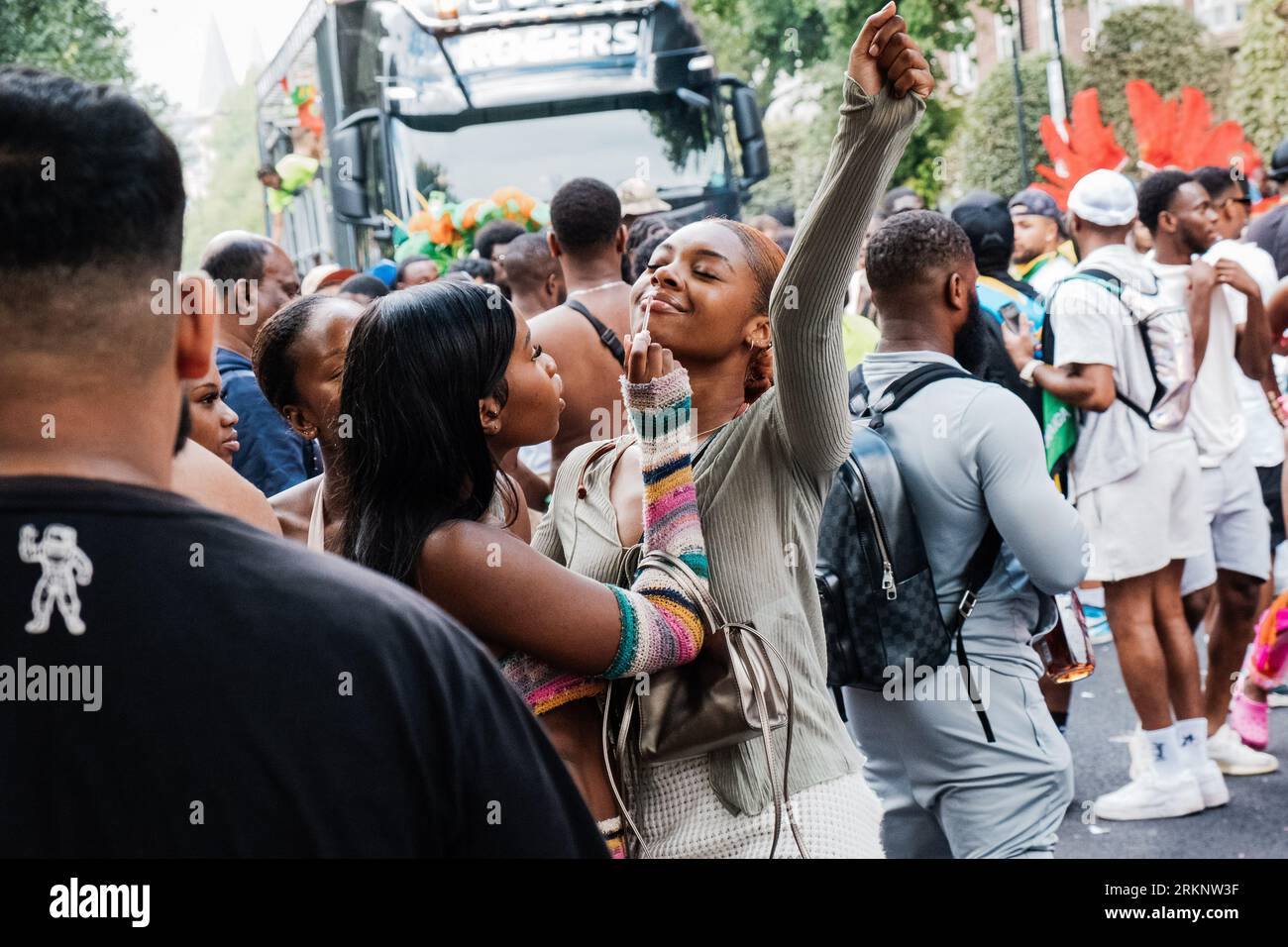 Des spectateurs sont vus célébrer l'événement. Après 2 ans de pandémie, la plus grande fête de rue en Europe, Notting Hill Carnival est revenu en 2022, étant le 54e carnaval depuis 1966. On s'attend à ce qu'il y ait 2 millions de participants au Carnaval, plus 40 000 bénévoles et 9 000 policiers. Banque D'Images