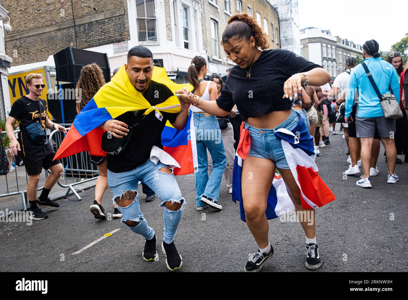 Deux spectateurs portant deux drapeaux différents sont vus danser pendant l'événement. Après 2 ans de pandémie, la plus grande fête de rue en Europe, Notting Hill Carnival est revenu en 2022, étant le 54e carnaval depuis 1966. On s'attend à ce qu'il y ait 2 millions de participants au Carnaval, plus 40 000 bénévoles et 9 000 policiers. Banque D'Images Deux spectateurs portant deux drapeaux différents sont vus danser pendant l'événement. Après 2 ans de pandémie, la plus grande fête de rue en Europe, Notting Hill Carnival est revenu en 2022, étant le 54e carnaval depuis 1966. On s'attend à ce qu'il y ait 2 millions de participants au Carnaval, plus 40 000 bénévoles et 9 000 policiers. Banque D'Images