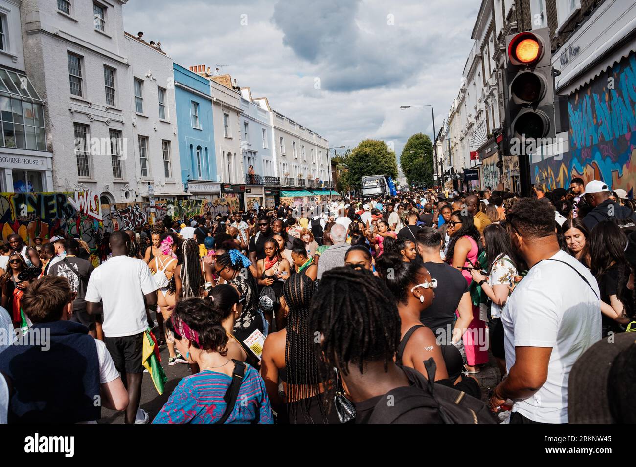 Un grand groupe de spectateurs se sont joints à la célébration de l'événement. Après 2 ans de pandémie, la plus grande fête de rue en Europe, Notting Hill Carnival est revenu en 2022, étant le 54e carnaval depuis 1966. On s'attend à ce qu'il y ait 2 millions de participants au Carnaval, plus 40 000 bénévoles et 9 000 policiers. Banque D'Images Un grand groupe de spectateurs se sont joints à la célébration de l'événement. Après 2 ans de pandémie, la plus grande fête de rue en Europe, Notting Hill Carnival est revenu en 2022, étant le 54e carnaval depuis 1966. On s'attend à ce qu'il y ait 2 millions de participants au Carnaval, plus 40 000 bénévoles et 9 000 policiers. Banque D'Images
