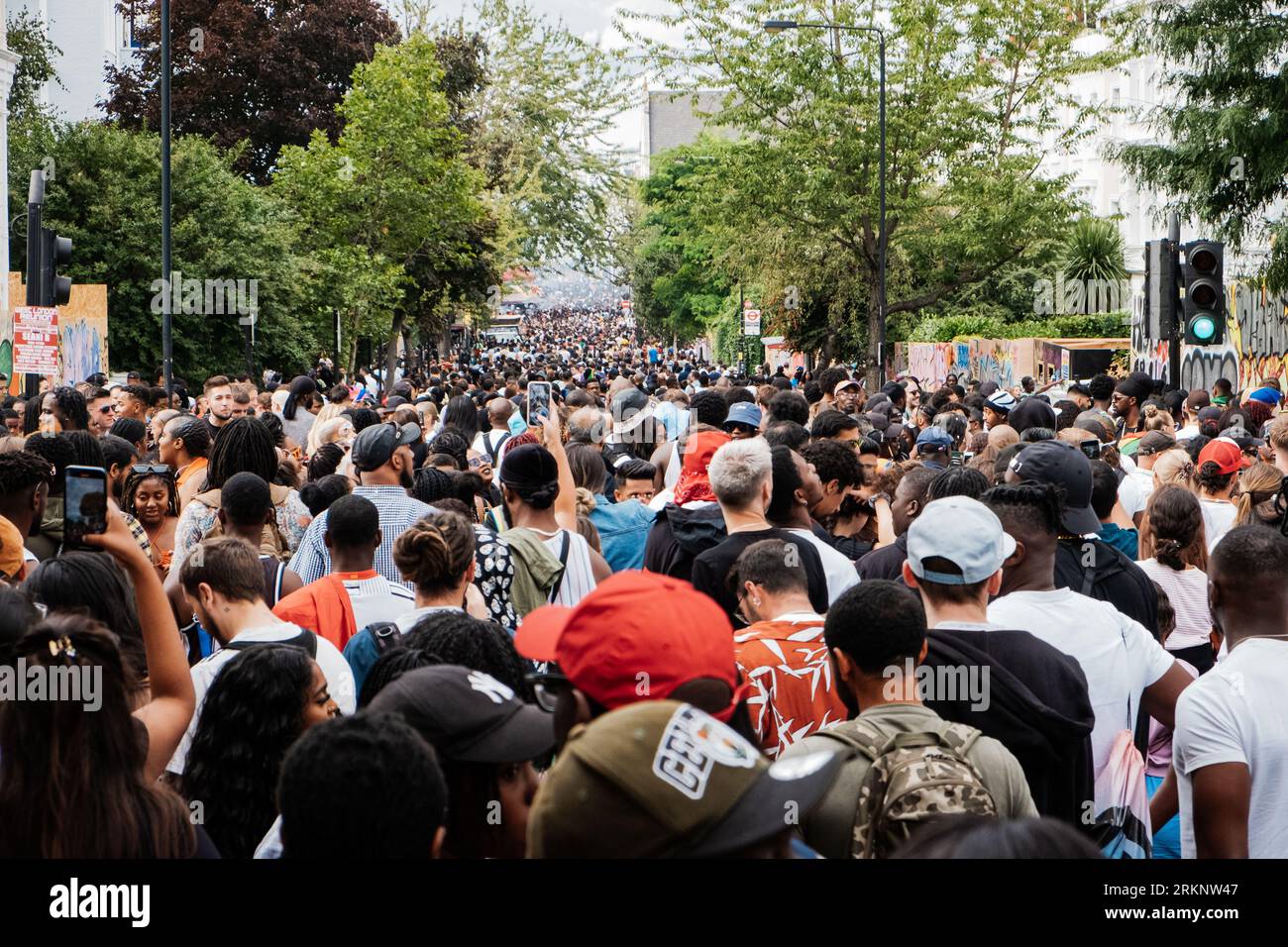 Un grand groupe de spectateurs se sont joints à la célébration de l'événement. Après 2 ans de pandémie, la plus grande fête de rue en Europe, Notting Hill Carnival est revenu en 2022, étant le 54e carnaval depuis 1966. On s'attend à ce qu'il y ait 2 millions de participants au Carnaval, plus 40 000 bénévoles et 9 000 policiers. Banque D'Images Un grand groupe de spectateurs se sont joints à la célébration de l'événement. Après 2 ans de pandémie, la plus grande fête de rue en Europe, Notting Hill Carnival est revenu en 2022, étant le 54e carnaval depuis 1966. On s'attend à ce qu'il y ait 2 millions de participants au Carnaval, plus 40 000 bénévoles et 9 000 policiers. Banque D'Images