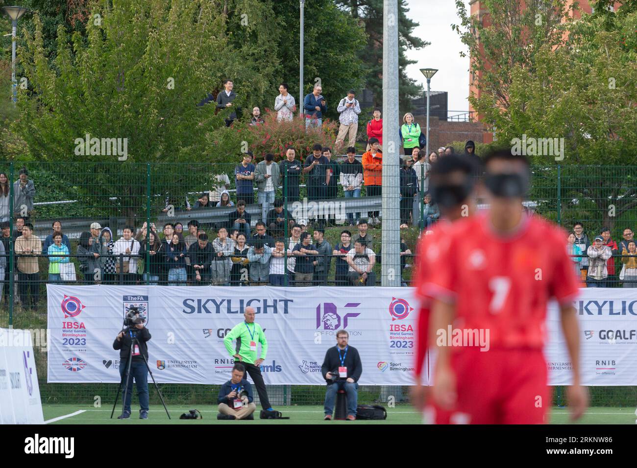 Birmingham, Royaume-Uni. 25 août 2023. L'Argentine remporte la finale de la coupe du monde IBSA Blind football 2 - 1 contre la Chine à l'Université de Birmingham, le 25 août 2023. Des étudiants chinois locaux regardent le match derrière une clôture. Crédit : Peter Lopeman/Alamy Live News Banque D'Images Birmingham, Royaume-Uni. 25 août 2023. L'Argentine remporte la finale de la coupe du monde IBSA Blind football 2 - 1 contre la Chine à l'Université de Birmingham, le 25 août 2023. Des étudiants chinois locaux regardent le match derrière une clôture. Crédit : Peter Lopeman/Alamy Live News Banque D'Images