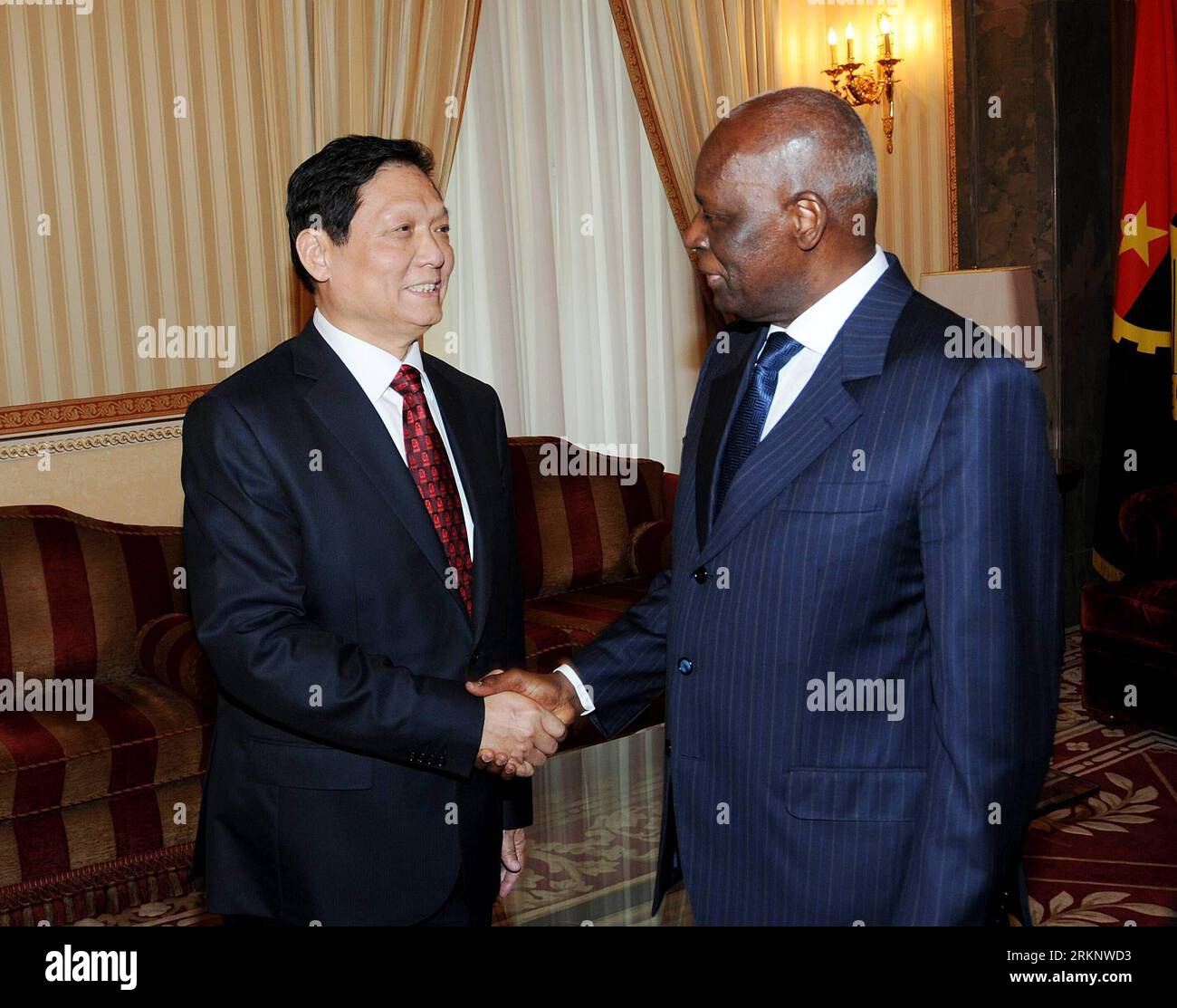 Bildnummer : 57559274 Datum : 20.03.2012 Copyright : imago/Xinhua (120320) -- LUANDA, 20 mars 2012 (Xinhua) -- le président angolais et président du parti au pouvoir MPLA Jose Eduardo dos Santo (R) rencontre Liu Qi, membre du bureau politique du comité central du Parti communiste chinois (PCC) et secrétaire du comité municipal de Pékin du PCC, à Luanda, Angola, le 20 mars 2012, pour les liens entre les deux partis et les deux pays. (Xinhua/Wang Bingfei) ANGOLA-CHINA-LIU QI-VISIT PUBLICATIONxNOTxINxCHN People Politik xjh x0x 2012 quer 57559274 Date 20 03 2012 Copyri Banque D'Images