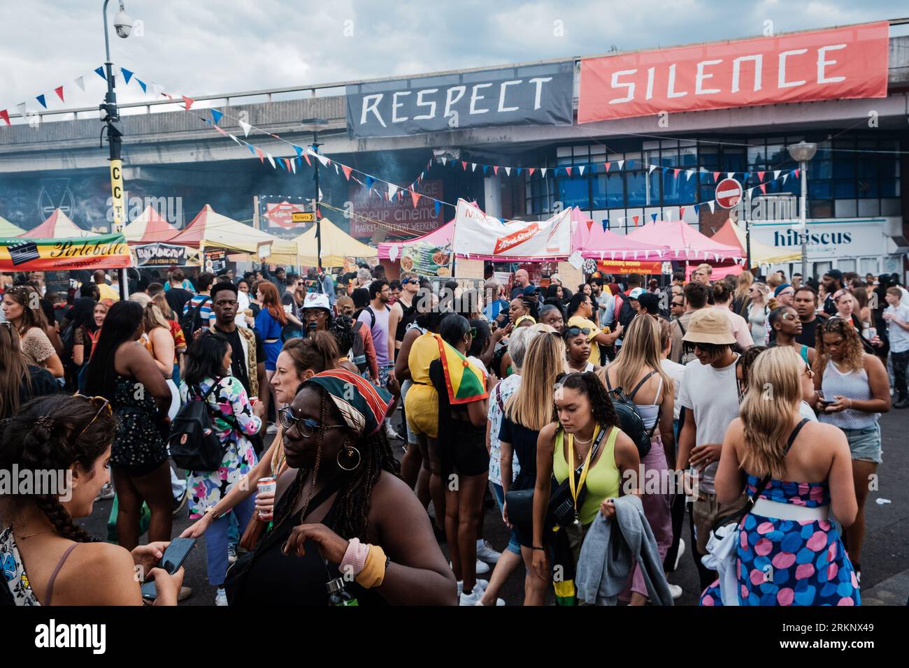 Londres, Royaume-Uni. 29 août 2022. Les gens vus autour des stands de nourriture sont installés dans la rue à Notting Hill. Après 2 ans de pandémie, la plus grande fête de rue en Europe, Notting Hill Carnival est revenu en 2022, étant le 54e carnaval depuis 1966. On s'attend à ce qu'il y ait 2 millions de participants au Carnaval, plus 40 000 bénévoles et 9 000 policiers. (Photo Daniel Lai/SOPA Images/Sipa USA) crédit : SIPA USA/Alamy Live News Banque D'Images