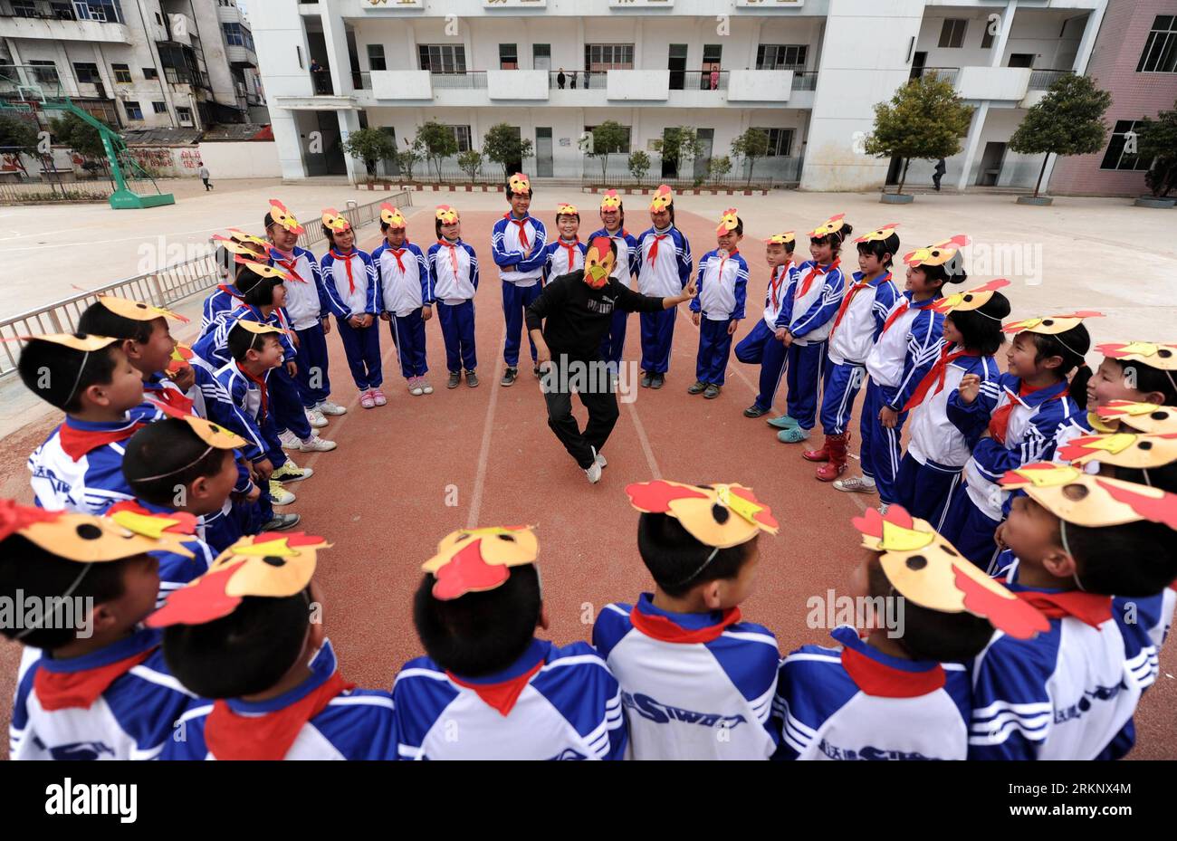 Bildnummer : 57607348 Datum : 22.03.2012 Copyright : imago/Xinhua (120323) -- LE AN, 23 mars 2012 (Xinhua) -- l'enseignant Chen Zhigang (C) montre les exercices de mise en place qui sont transformés de la danse rituelle traditionnelle nuo à l'école élémentaire expérimentale le an dans le comté de le an, province de Jiangxi, dans l'est de la Chine, 22 mars 2012. Chen Zhigang, professeur d'exercice physique à l'école, a créé les exercices de nuo-danse dans l'espoir de mieux transmettre la danse rituelle traditionnelle. La danse le an Nuo a une histoire d'environ 1 000 ans. C'est un rituel pour dissiper le mal, prier pour la bonne fortune et s Banque D'Images