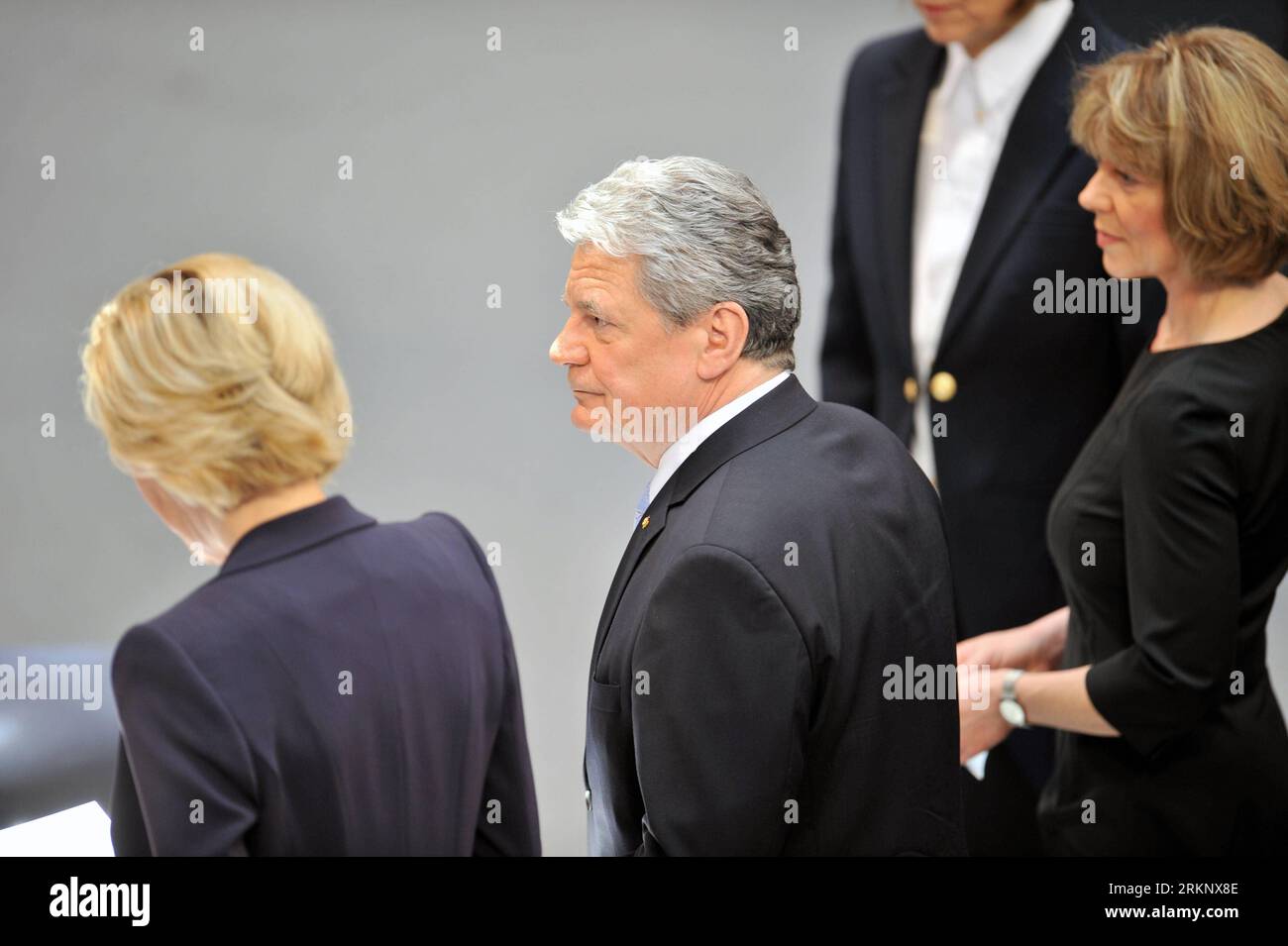 Bildnummer : 57617677 Datum : 23.03.2012 Copyright : imago/Xinhua (120323) -- BERLIN, le 23 mars 2012 (Xinhua) -- l'épouse de l'ancien président allemand Christian Wulff (L), le nouveau président allemand Joachim Gauck (C) et sa partenaire Daniela Schadt assistent à la cérémonie d'assermentation au Reichstag Building à Berlin, capitale de l'Allemagne, le 23 mars 2012. Gauke est devenu le 11e président du pays depuis la fin de la Seconde Guerre mondiale (Xinhua/Gonzalo Silva)(yt) ALLEMAGNE-PRÉSIDENT-PRESTATION DE SERMENT PUBLICATIONxNOTxINxCHN Politik People GER Bundespräsident x1x xub Vereidigung 2012 quer premiumd o0 Familie, privé, Frau 5 Banque D'Images