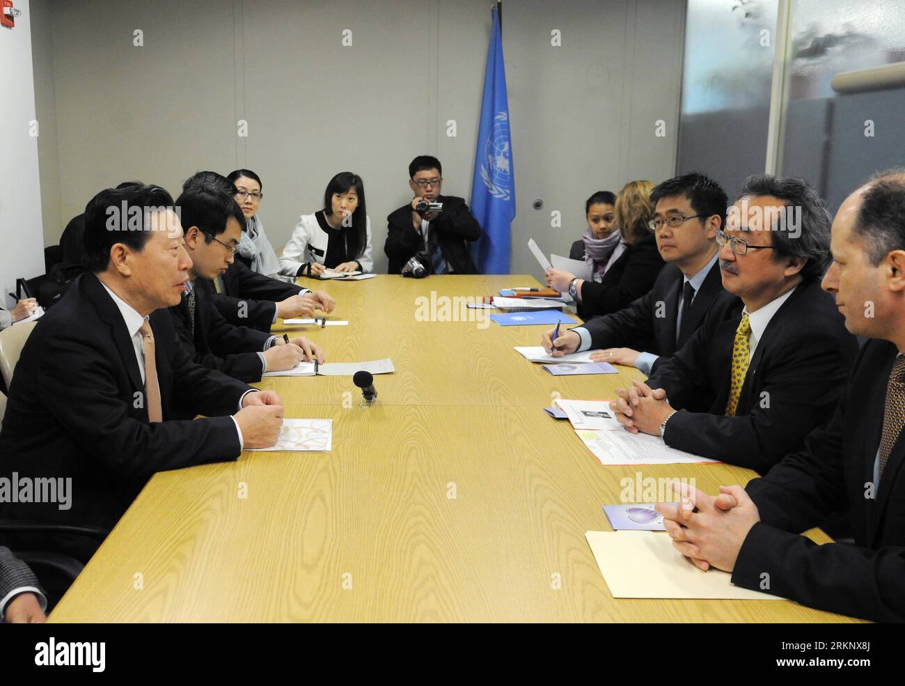 Bildnummer : 57616302 Datum : 22.03.2012 Copyright : imago/Xinhua (120323) -- NEW YORK, 23 mars 2012 (Xinhua) -- Sun Jiazheng (1e L), vice-président du Comité national de la Conférence consultative politique du peuple chinois (CCPPC), et président du réseau chinois des ONG pour les échanges internationaux (CNIE), rencontre Kiyotaka Akasaka (2e R), sous-secrétaire général de l'ONU pour la communication et l'information publique, à New York, aux États-Unis, le 22 mars 2012. (Xinhua/Shen Hong) (cd) US-NEW YORK-SUN JIAZHENG-KIYOTAKA AKASAKA-MEETING PUBLICATIONxNOTxINxCHN People Politik xbs x0x 2012 quer Banque D'Images