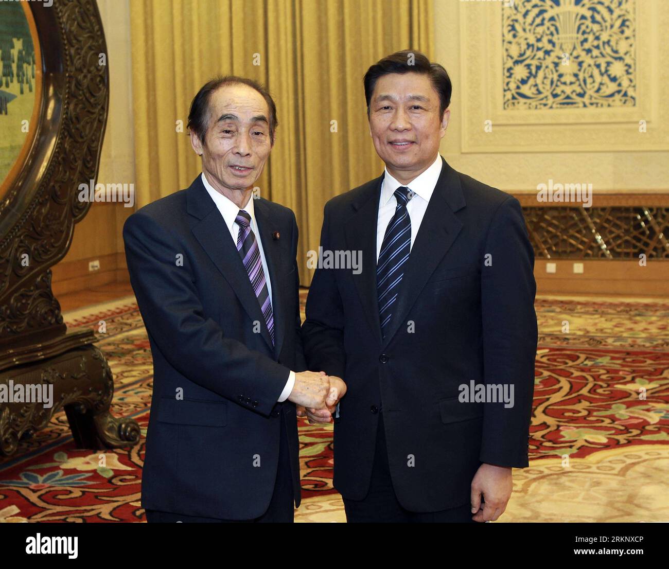 Bildnummer : 57626626 Datum : 23.03.2012 Copyright : imago/Xinhua (120323) -- PÉKIN, 23 mars 2012 (Xinhua) -- Li Yuanchao (R), membre du bureau politique du Comité central du Parti communiste chinois (PCC), chef du Département de l'Organisation du Comité central du PCC et secrétaire du Secrétariat du Comité central du PCC, serre la main d'Azuma Koshiishi, Secrétaire général du Parti démocratique du Japon (PDJ), dans la Grande salle des Congrès de Pékin, capitale de la Chine, le 23 mars 2012. (Xinhua/Ding Lin) (lmm) CHINA-BEIJING-LI YUANCHAO-JAPANESE DELEGORY-MEETING (CN) BLI Banque D'Images