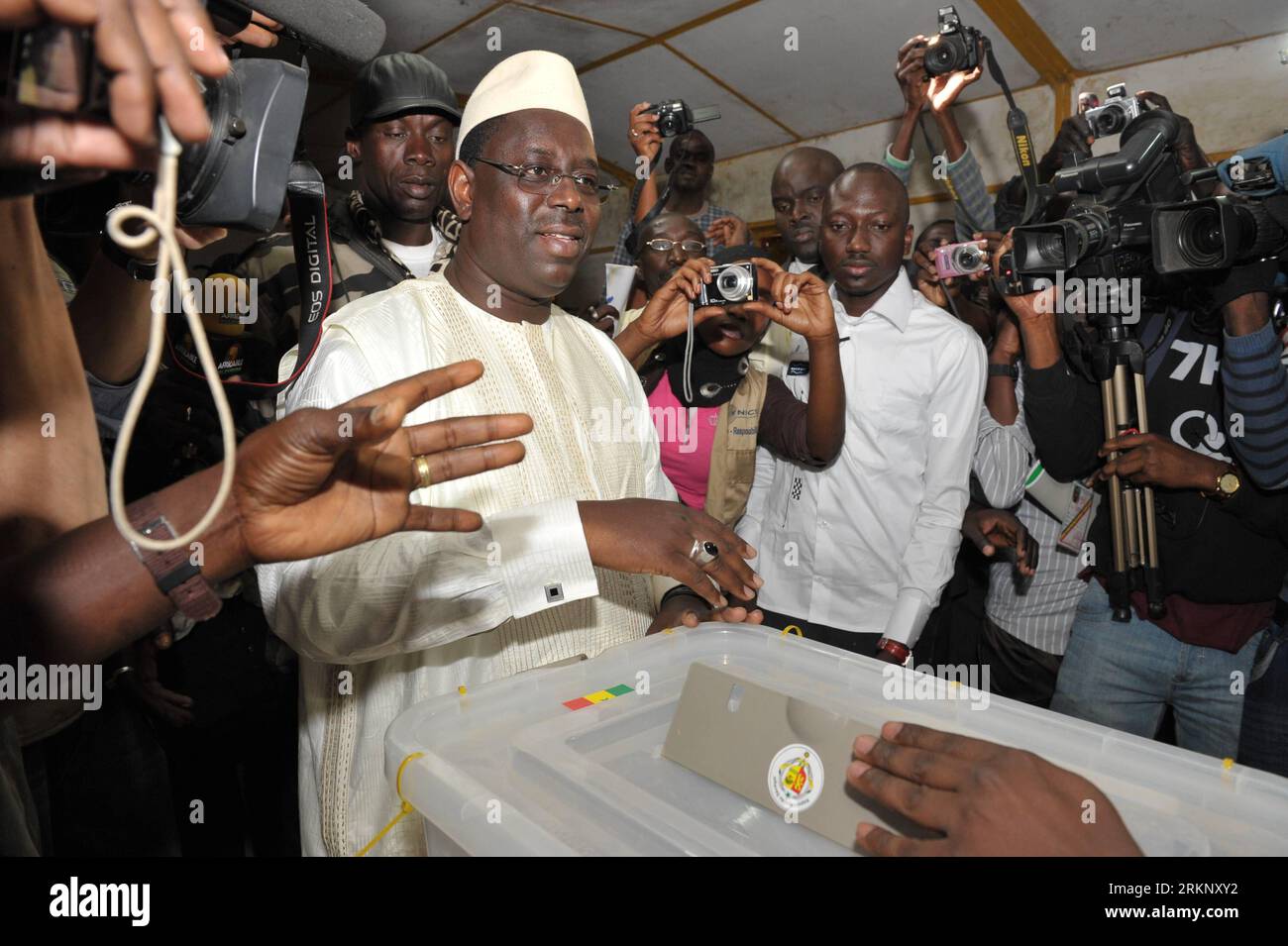 Bildnummer : 57674490 Datum : 25.03.2012 Copyright : imago/Xinhua (120326) -- FATICK, 26 mars 2012 (Xinhua) -- l'ancien Premier ministre sénégalais Macky Sall (C) vote dans un bureau de vote de Fatick, Sénégal, le 25 mars 2012. Le président de Segenal, Abdoulaye Wade, a reconnu son défaut lors du second tour présidentiel qui a eu lieu dimanche, et a appelé son rival, l'ancien Premier ministre Macky Sall, pour le féliciter de sa victoire, ont déclaré les médias d'État dimanche. (Xinhua) SENEGAL-POLITICS-VOTE PUBLICATIONxNOTxINxCHN People Politik Wahlen Senegal premiumd Präsidentschaftswahlen xcb x0x 2012 quer 57674490 Banque D'Images
