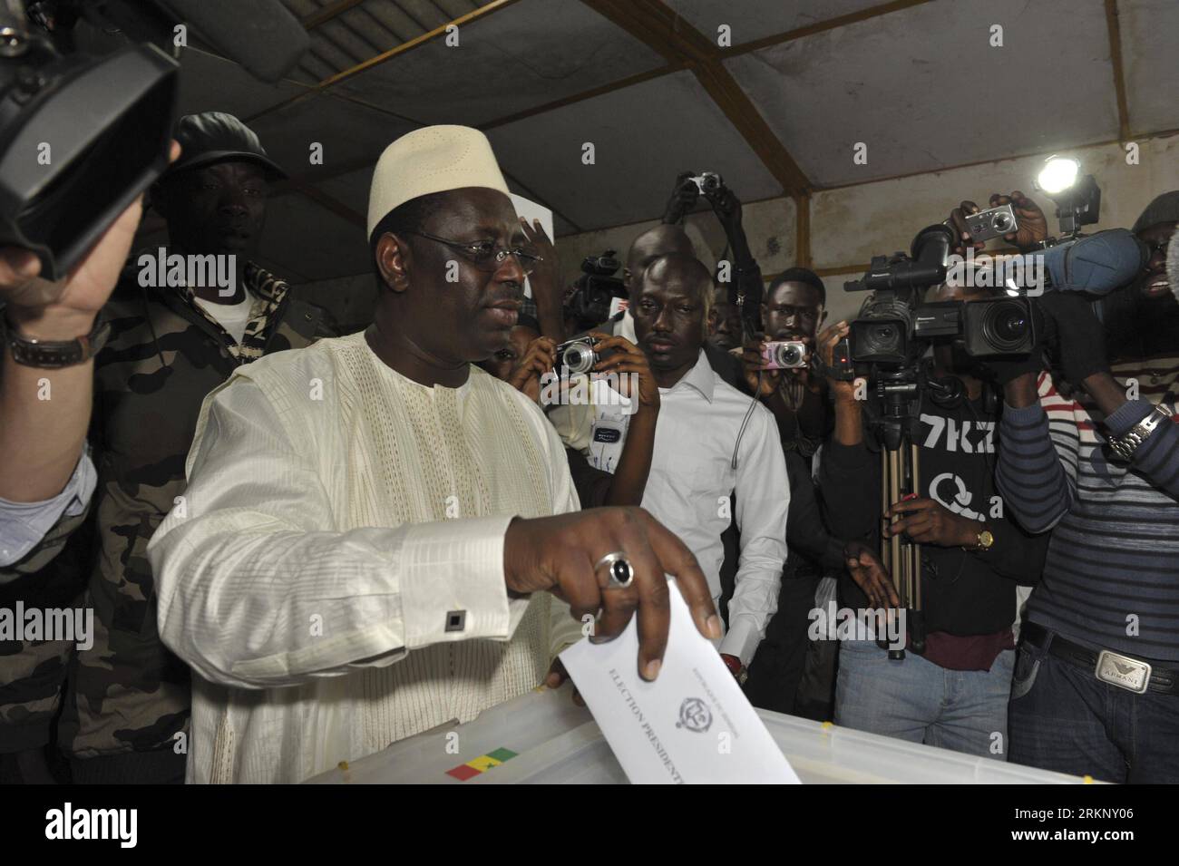 Bildnummer : 57674491 Datum : 25.03.2012 Copyright : imago/Xinhua (120326) -- FATICK, 26 mars 2012 (Xinhua) -- l'ancien Premier ministre sénégalais Macky Sall (2e L) vote dans un bureau de vote de Fatick, Sénégal, le 25 mars 2012. Le président de Segenal, Abdoulaye Wade, a reconnu son défaut lors du second tour présidentiel qui a eu lieu dimanche, et a appelé son rival, l'ancien Premier ministre Macky Sall, pour le féliciter de sa victoire, ont déclaré les médias d'État dimanche. (Xinhua) SENEGAL-POLITICS-VOTE PUBLICATIONxNOTxINxCHN People Politik Wahlen Senegal premiumd Präsidentschaftswahlen xcb x0x 2012 quer 5767 Banque D'Images