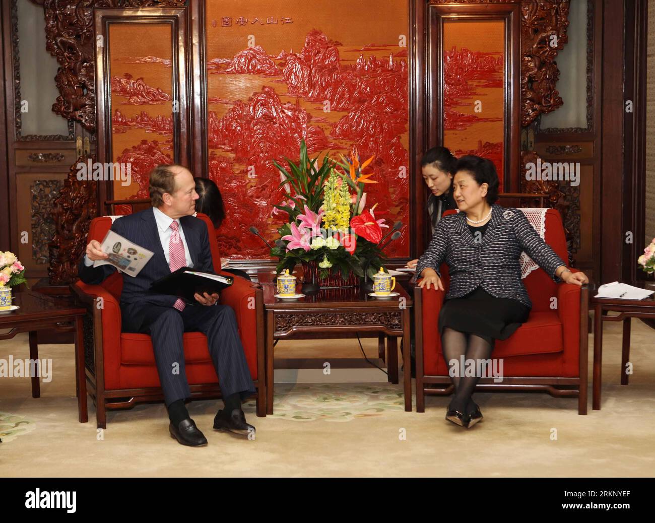 Bildnummer : 57698392 Datum : 27.03.2012 Copyright : imago/Xinhua (120327) -- BEIJING, 27 mars 2012 (Xinhua) -- le conseiller d'État chinois Liu Yandong (à droite) rencontre John Chambers, président et directeur général de Cisco Systems Inc., à Beijing, capitale de la Chine, le 27 mars 2012. (Xinhua/Liu Weibing) (zhs) CHINA-BEIJING-LIU YANDONG-CISCO-MEETING (CN) PUBLICATIONxNOTxINxCHN People Politik xda x0x 2012 quer 57698392 Date 27 03 2012 Copyright Imago XINHUA Beijing Mars 27 2012 XINHUA les conseillers d'Etat chinois Liu Yandong r rencontrent John Chambers Président et Directeur général de Banque D'Images