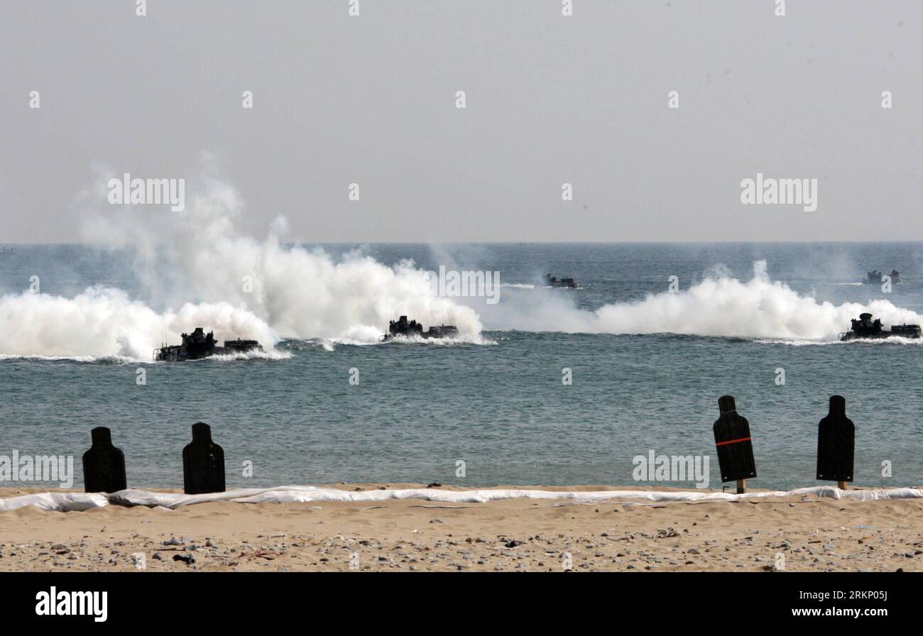 Bildnummer : 57745797 Datum : 29.03.2012 Copyright : imago/Xinhua (120329) -- POHANG, 29 mars 2012. (Xinhua) -- des soldats du corps des Marines des États-Unis effectuent une opération de débarquement lors d'un exercice militaire conjoint États-Unis-Corée du Sud appelé Foal Eagle sur la plage de Pohang à Pohang, dans la province de Gyeongsangbukdo en Corée du Sud, le 29 mars 2012. (Xinhua/Park Jin hee) CORÉE DU SUD-POHANG-États-Unis-EXERCICE MILITAIRE PUBLICATIONxNOTxINxCHN Gesellschaft Militär Übung Militärübung Manöver Südkorea USA x0x xst premiumd 2012 quer Highlight 57745797 Date 29 03 2012 Copyright Imago XINHUA Pohang Mars 29 2012 XINHUA U. Banque D'Images