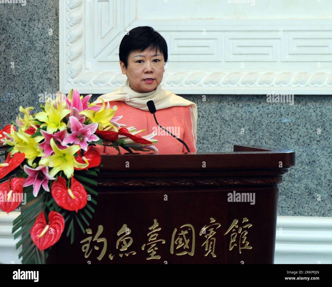 Bildnummer : 57770233 Datum : 30.03.2012 Copyright : imago/Xinhua (120330) -- PÉKIN, 30 mars 2012 (Xinhua) -- Li Xiaolin, président de l Association du peuple chinois pour l amitié avec les pays étrangers, prend la parole lors d une réception célébrant le 30e anniversaire de l établissement des relations diplomatiques entre la Chine et Vanuatu à Beijing, capitale de la Chine, le 30 mars 2012. (Xinhua/Zhang Duo) (llp) CHINE-PÉKIN-VANUATU-RELATIONS DIPLOMATIQUES-ANNIVERSAIRE-RÉCEPTION (CN) PUBLICATIONxNOTxINxCHN personnes Politik xda x0x 2012 quer 57770233 Date 30 03 2012 Copyright Imago XINHUA Pékin Mars Banque D'Images Bildnummer : 57770233 Datum : 30.03.2012 Copyright : imago/Xinhua (120330) -- PÉKIN, 30 mars 2012 (Xinhua) -- Li Xiaolin, président de l Association du peuple chinois pour l amitié avec les pays étrangers, prend la parole lors d une réception célébrant le 30e anniversaire de l établissement des relations diplomatiques entre la Chine et Vanuatu à Beijing, capitale de la Chine, le 30 mars 2012. (Xinhua/Zhang Duo) (llp) CHINE-PÉKIN-VANUATU-RELATIONS DIPLOMATIQUES-ANNIVERSAIRE-RÉCEPTION (CN) PUBLICATIONxNOTxINxCHN personnes Politik xda x0x 2012 quer 57770233 Date 30 03 2012 Copyright Imago XINHUA Pékin Mars Banque D'Images