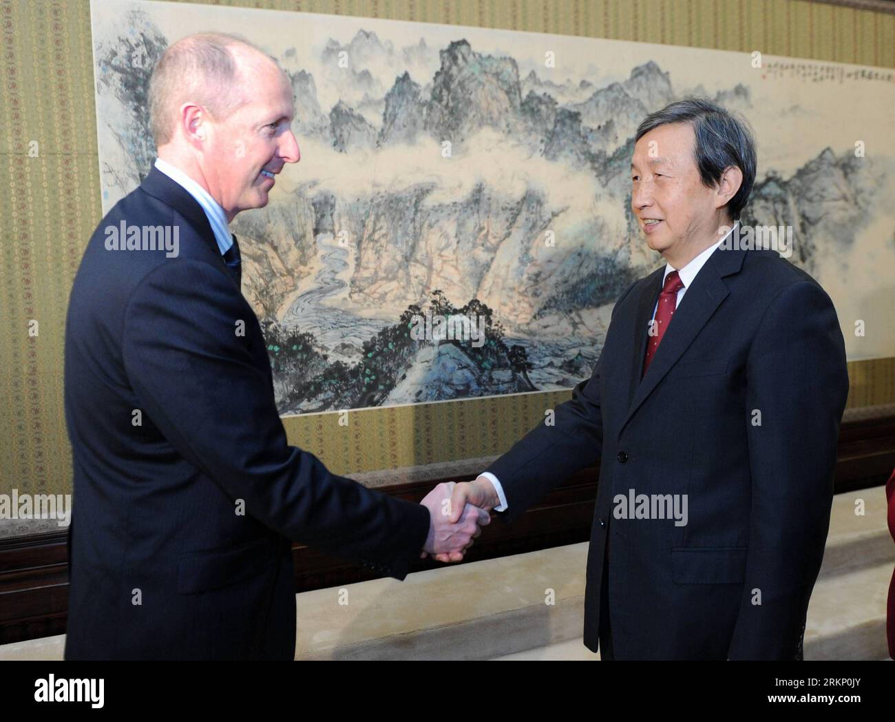 Bildnummer : 57770235 Datum : 30.03.2012 Copyright : imago/Xinhua (120330) -- PÉKIN, 30 mars 2012 (Xinhua) -- le conseiller d'État chinois Ma Kai (à droite), également secrétaire général du Conseil d'État, serre la main de Jim Ferland, le nouveau président-directeur général de la Westinghouse Electric Company, à Zhongnanhai, l'enceinte du gouvernement central à Pékin, capitale de la Chine, le 30 mars 2012. (Xinhua/Zhang Duo) (lmm) CHINA-BEIJING-ma KAI-WESTINGHOUSE-CHIEF-MEETING (CN) PUBLICATIONxNOTxINxCHN People Politik xda x0x 2012 quer 57770235 Date 30 03 2012 Copyright Imago XINHUA Pékin Mars 30 2012 XINHUA Banque D'Images