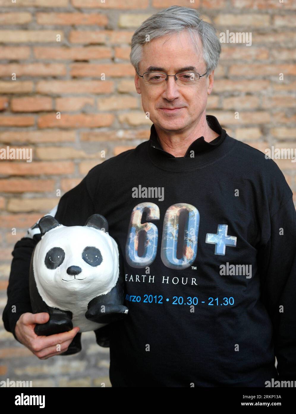 120331 -- ROME, le 31 mars 2012 Xinhua -- James Leape, Directeur général international du WWF, assiste à l'événement Earth Hour au Château Saint Angel de Castel Sant Angelo à Rome, Italie, le 31 mars 2012. Earth Hour est le plus grand mouvement environnemental au monde qui encourage les particuliers, les entreprises et les communautés du monde entier à éteindre leurs lumières pendant une heure le dernier samedi de mars. Xinhua/Wang Qingqin ITALIE-ROME-HEURE DE LA TERRE PUBLICATIONxNOTxINxCHN Banque D'Images