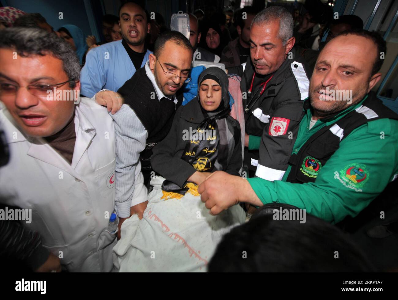 Bildnummer : 57810286 Datum : 02.04.2012 Copyright : imago/Xinhua (120402)-- GAZA, 2 avril 2012 (Xinhua) -- la prisonnière palestinienne expulsée Hanaa Shalabi (C) arrive à l'hôpital al-Shifa dans la ville de Gaza, le 1 avril 2012. Shalabi, qui a mis fin à une grève de la faim de 43 jours pour protester contre sa détention administrative par Israël, a été bannie de Cisjordanie pour son exil temporaire dans la bande de Gaza dimanche. (Xinhua/Wissam Nassar)(msq) MIDEAST-GAZA-DEPORTEE-PRISONER-HANA-SHALABI PUBLICATIONxNOTxINxCHN Politik Gesellschaft Hungerstreik Krankenhaus Einlieferung xda x0x 2012 quer 57810286 Date 02 04 2 Banque D'Images