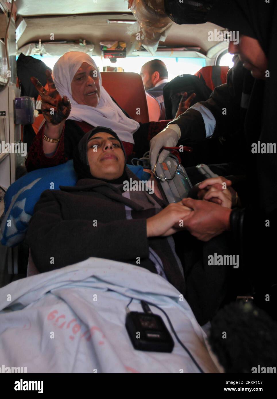 Bildnummer : 57810289 Datum : 02.04.2012 Copyright : imago/Xinhua (120402)-- GAZA, 2 avril 2012 (Xinhua) -- Hanaa Shalabi, prisonnière palestinienne expulsée, arrive à l'hôpital al-Shifa de Gaza, le 1 avril 2012. Shalabi, qui a mis fin à une grève de la faim de 43 jours pour protester contre sa détention administrative par Israël, a été bannie de Cisjordanie pour son exil temporaire dans la bande de Gaza dimanche. (Xinhua/Wissam Nassar)(msq) MIDEAST-GAZA-DEPORTEE-PRISONER-HANA-SHALABI PUBLICATIONxNOTxINxCHN Politik Gesellschaft Hungerstreik Krankenhaus Einlieferung xda x0x 2012 hoch 57810289 Date 02 04 2012 Banque D'Images
